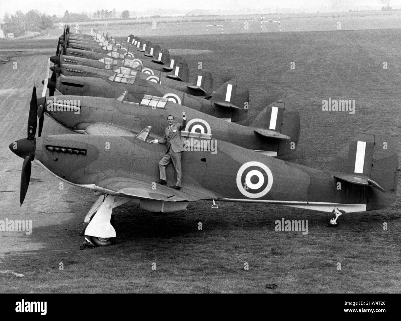 Robert Stanford Tuck, asso da caccia del WW2, accanto ad una fila di uragani e spitfun da utilizzare nel film 'la battaglia della Gran Bretagna' 19th aprile 1968. Foto Stock