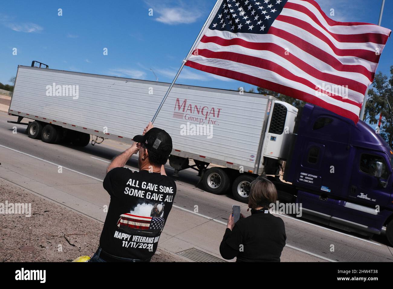 Tucson, Arizona, Stati Uniti. 3rd Mar 2022. I sostenitori di American Truckers Freedon Convoy line Interstate 10 a Tucson per dimostrare il loro sostegno ai camionisti che protestano contro le restrizioni pandemiche ispirate dalle proteste in Canada . Il convoglio è iniziato in California e sta cercando di organizzare una carovana di fondo che si concluderà a Washington, D.C (Credit Image: © Christopher Brown/ZUMA Press Wire) Foto Stock