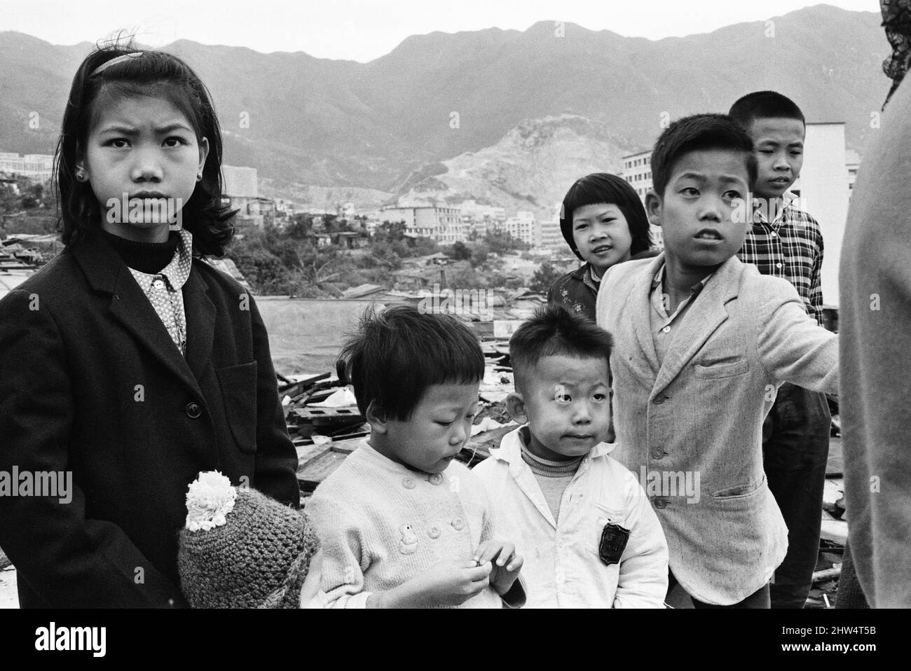 Vita nel 1960s coloniale Hong Kong, con una popolazione in rapida crescita di oltre 4 milioni di persone, molti sono costretti a vivere in baraccopoli e baraccopoli, nella foto di gennaio 1968. I nostri spettacoli di foto ... Bambini della Slum di Hong Kong. Foto Stock