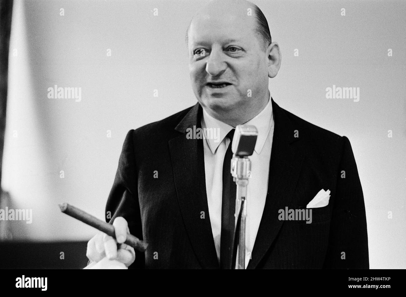 Media Mogul Lord Lew Grade fa un discorso ad una cena partito, tenendo un sigaro. 24th gennaio 1967. Foto Stock