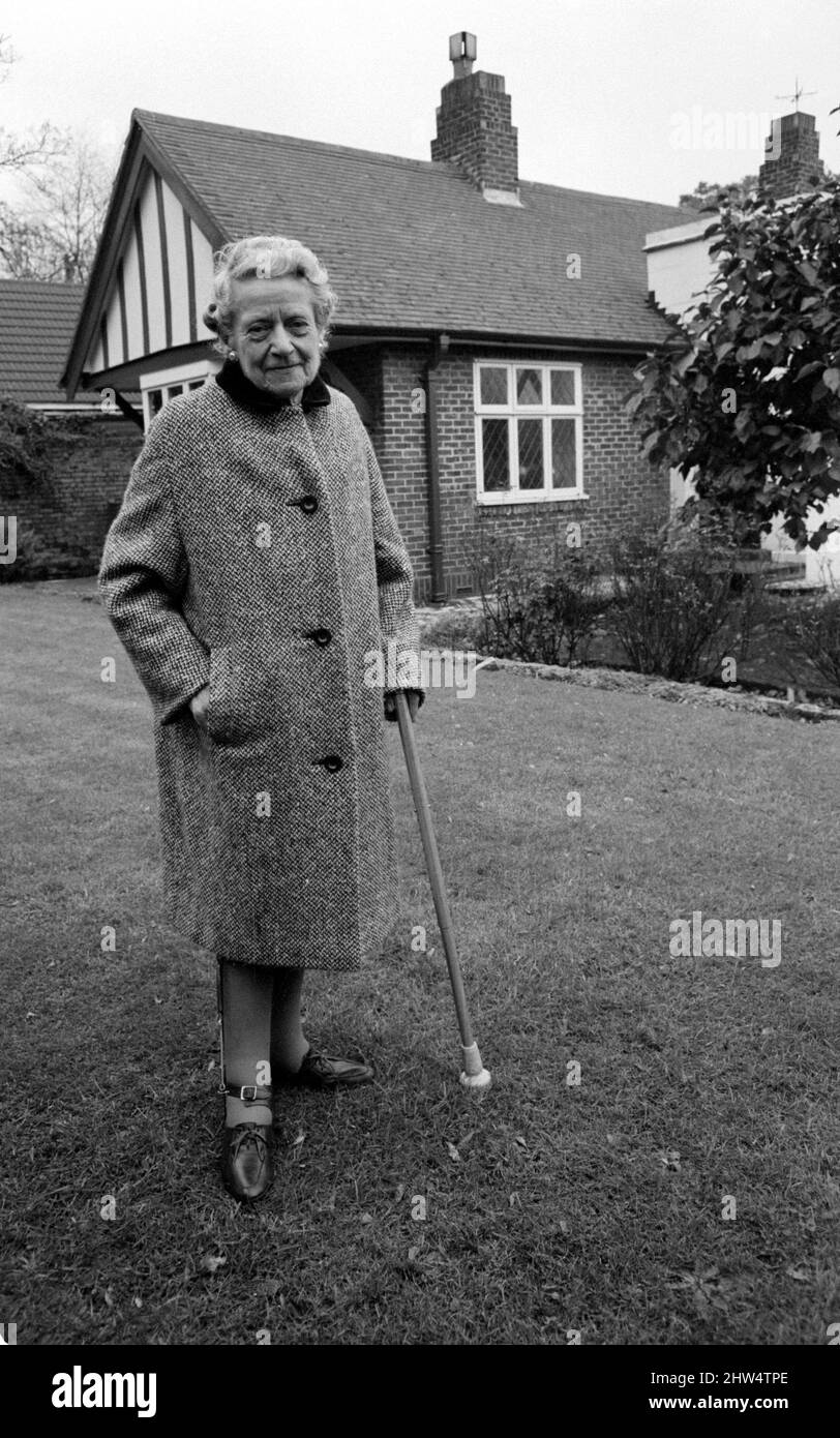 Richmal Crompton, autore dei libri 'Just William', raffigurato a casa sua a Orpington Road, Chislehurst, Kent. 15th novembre 1968. Y10132. Foto Stock