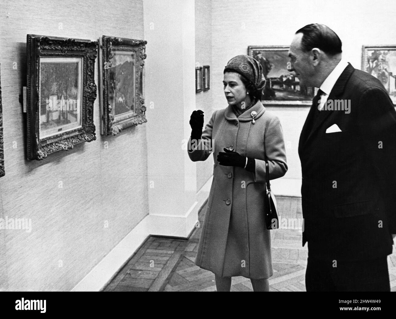 La regina Elisabetta II è raffigurata con Sir Hugo Boothby nella galleria d'arte del Museo Nazionale del Galles. 19th dicembre 1968. Foto Stock