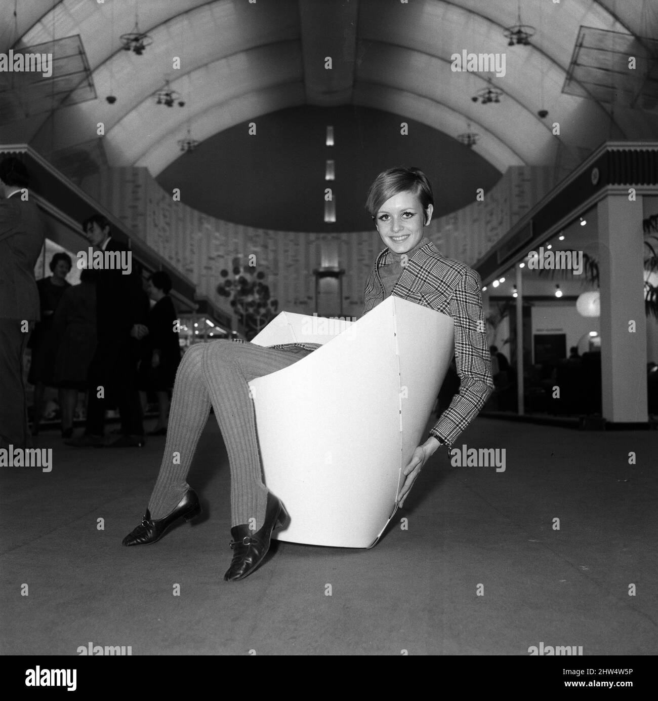 Twiggy seduta su una sedia di carta all'Ideal Home Exhibition. 6th marzo 1967. Foto Stock