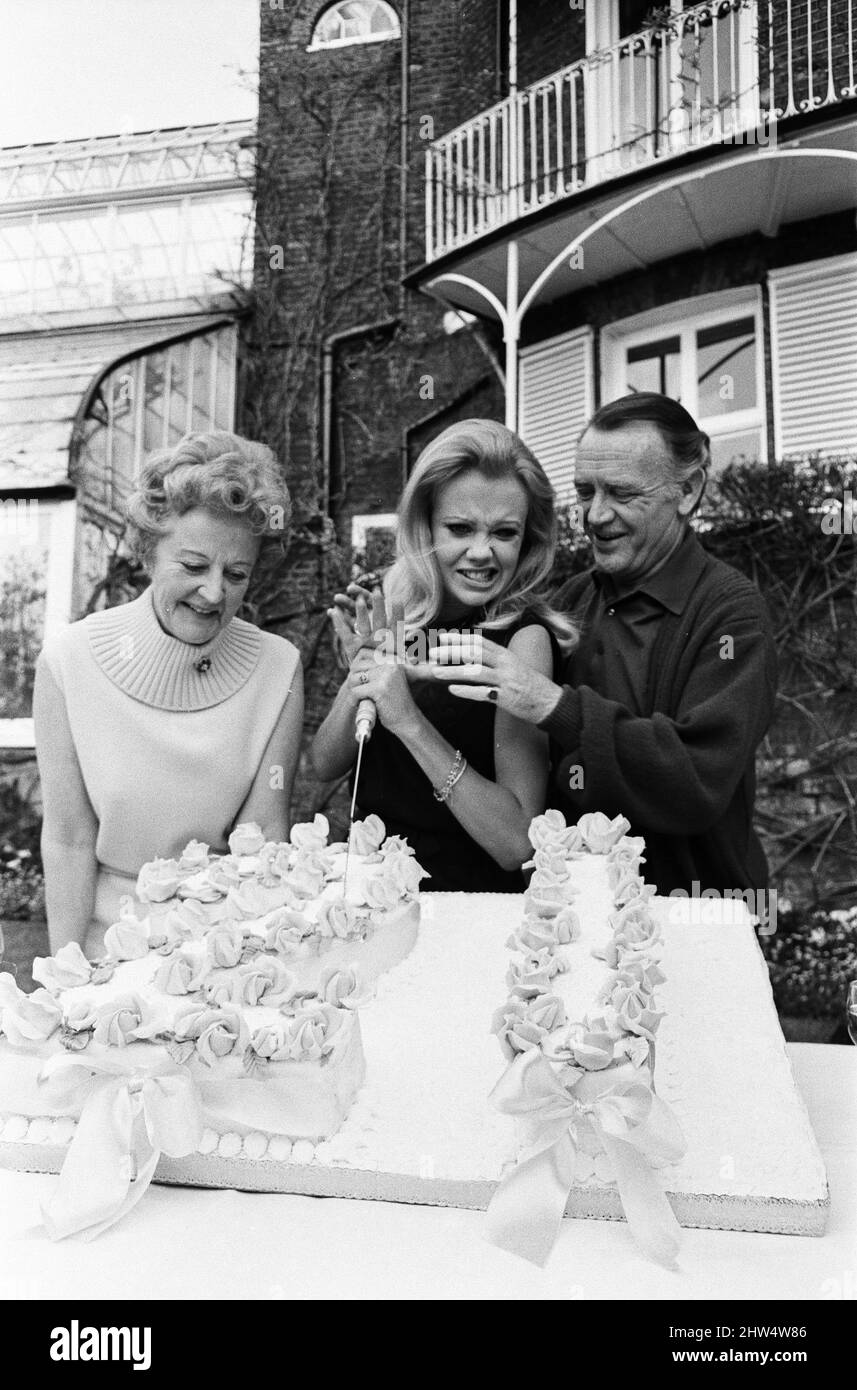 Hayley Mills festeggia il suo 21st compleanno a casa dei suoi genitori a Richmond Hill, Surrey. Hayley è raffigurato con i suoi genitori, Mary Hayley Bell e l'attore John Mills. 18th aprile 1967. Foto Stock