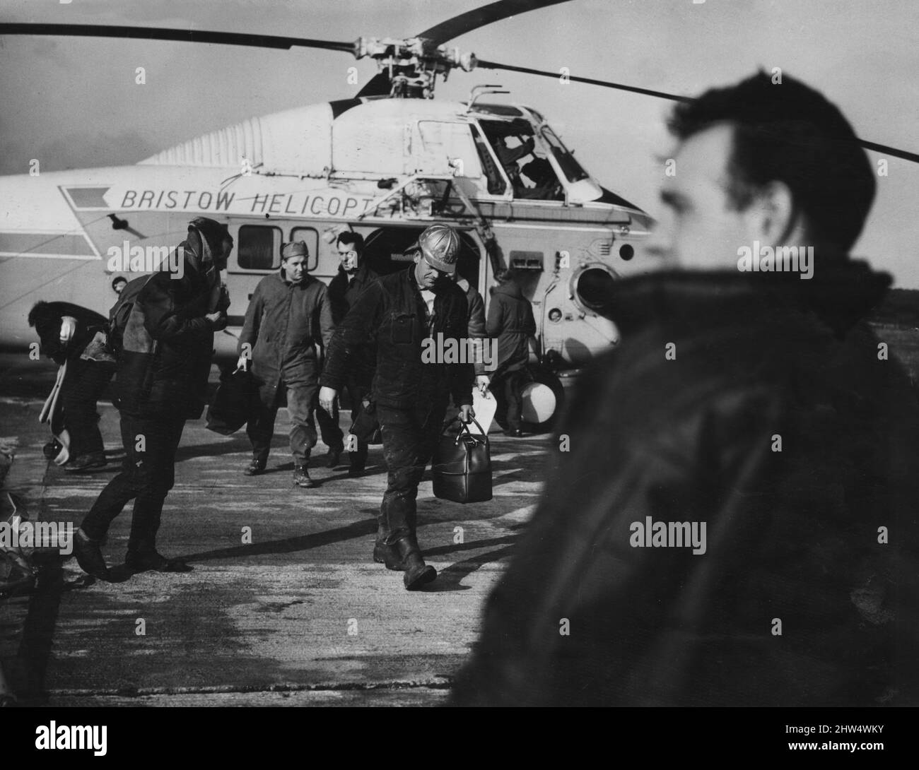 I crewmen salvati del carro petrolifero Ocean Prince, che si è sciolse per oltre 100 km dalla costa visto qui atterrare a Scarborough. 6th marzo 1968 Foto Stock