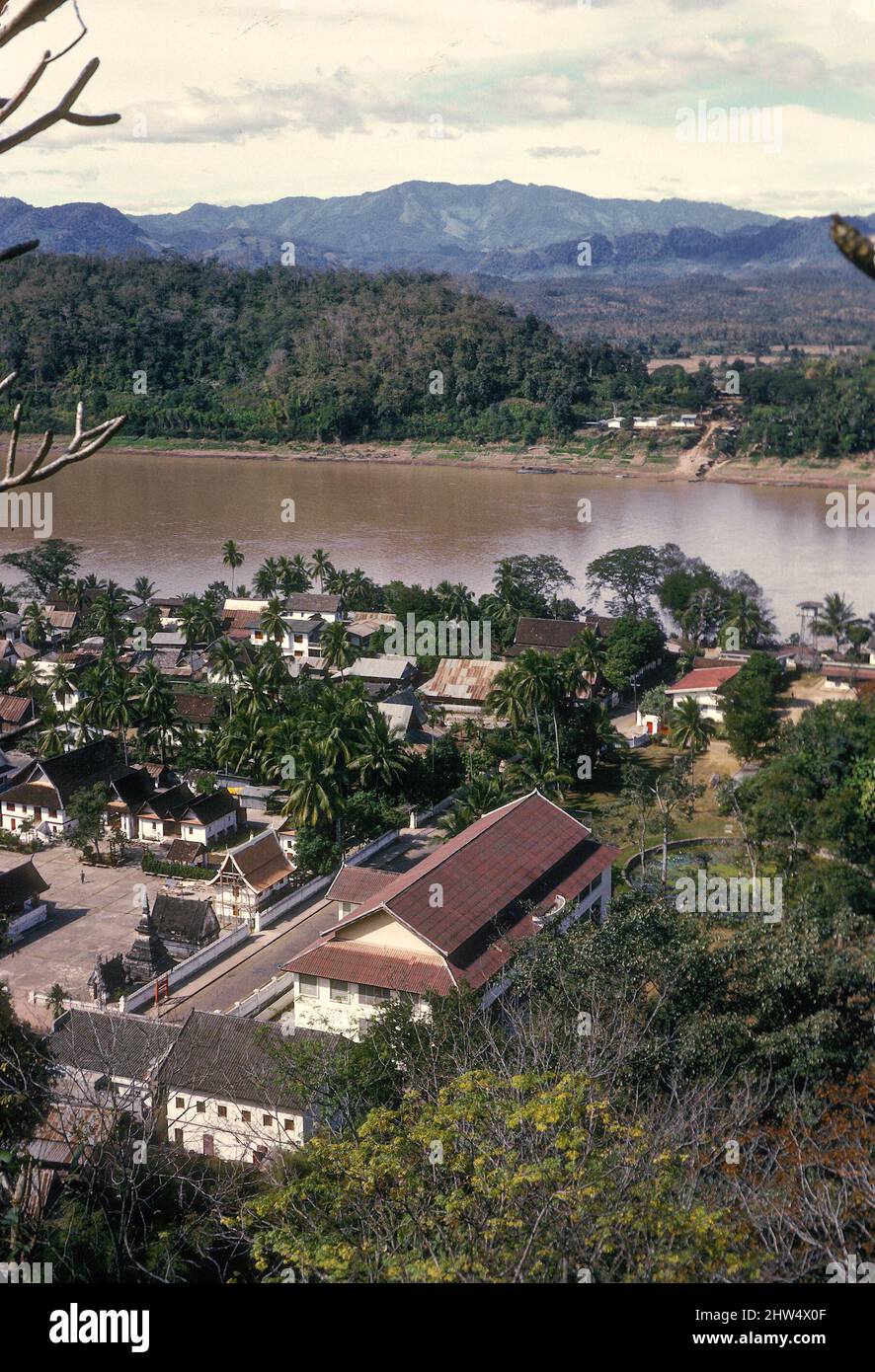 Vista di Luang Prabang, allora capitale reale del Regno del Laos, e il fiume Mekong, dal Phou si Hill, dicembre 1974. In poche settimane, le forze comuniste di Pathet Lao rovesciarono la monarchia del Laos ed esiliarono la famiglia reale. Foto Stock