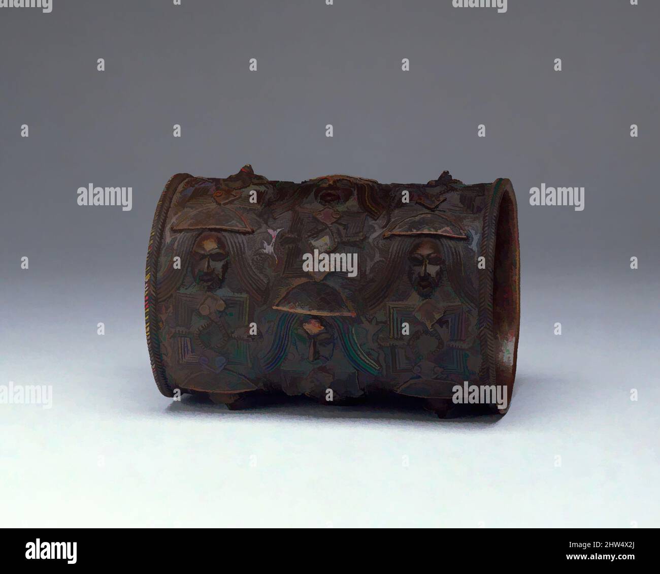 Arte ispirata da Bracelet: Teste e Mudfish portoghesi, 16th–18th secolo, Nigeria, Corte del Benin, popoli Edo, Ottone, D. 5 3/8 x Diam. 3 3/4 poll. (13,7 x 9,5 cm), ornamenti in metallo, l'oba e i capi del Benin indossano coppie di bracciali ornati nei festival del palazzo. Lungo e cilindrico, opere classiche modernizzate da Artotop con un tuffo di modernità. Forme, colore e valore, impatto visivo accattivante sulle emozioni artistiche attraverso la libertà delle opere d'arte in modo contemporaneo. Un messaggio senza tempo che persegue una nuova direzione selvaggiamente creativa. Artisti che si rivolgono al supporto digitale e creano l'NFT Artotop Foto Stock