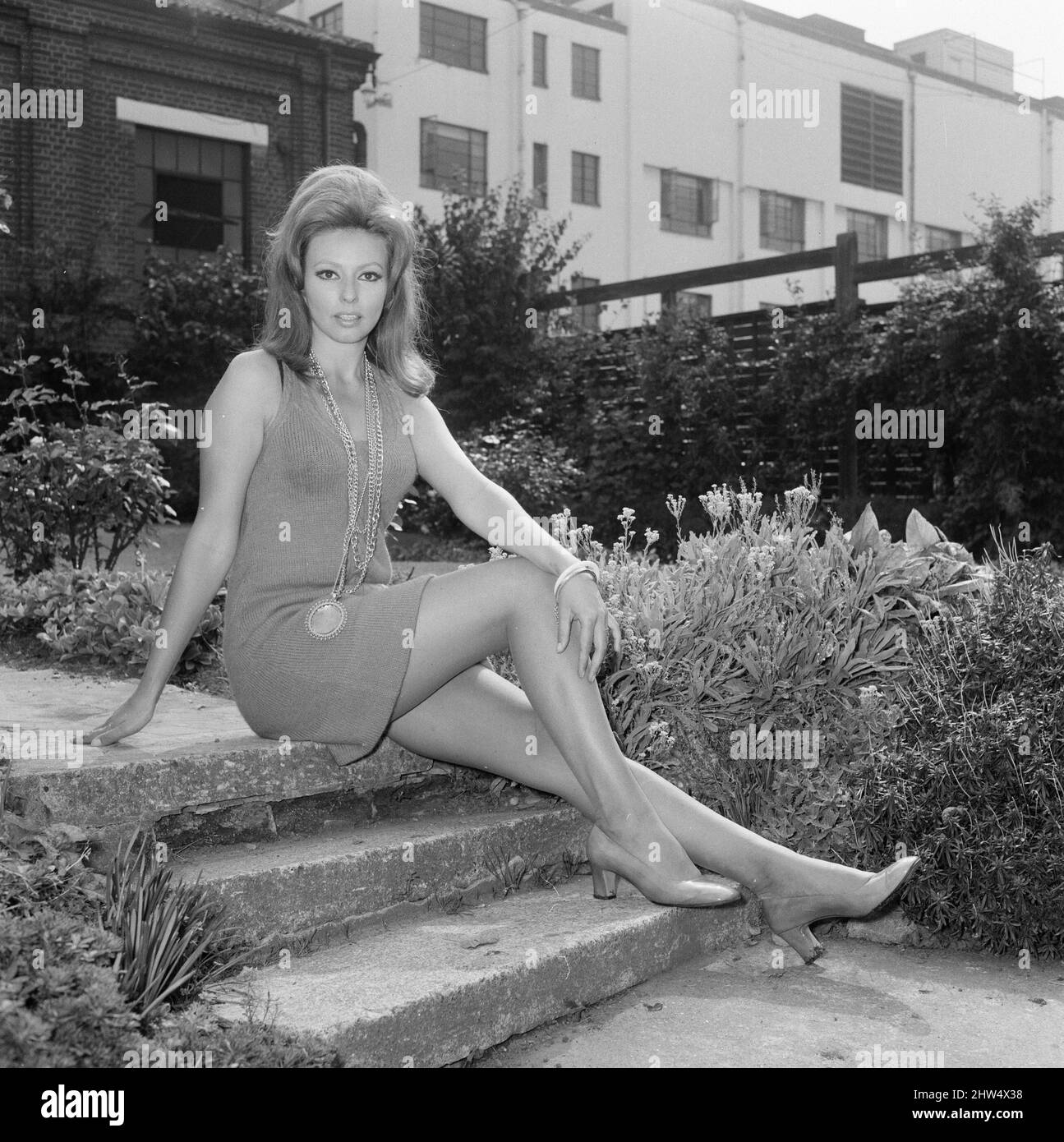 Nuovo film crossplot, inizia la produzione presso Elstree Studios oggi, lunedì 9th settembre 1968. La nostra foto mostra ... Claudie Lange, attrice e modella belga, interpreta il personaggio di Marla Kugash. Foto Stock