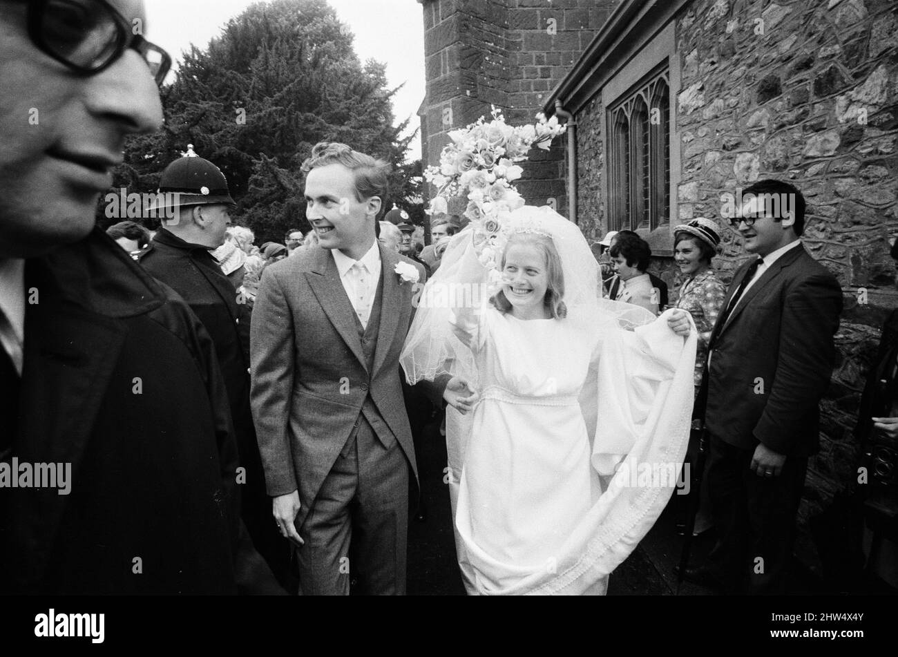 Robin Wilson Weds Joy Crispin at St Gregory's Church, Dawlish, Devon, mercoledì 7th agosto 1968. Robin Wilson è figlio del primo ministro britannico Harold Wilson. Foto Stock