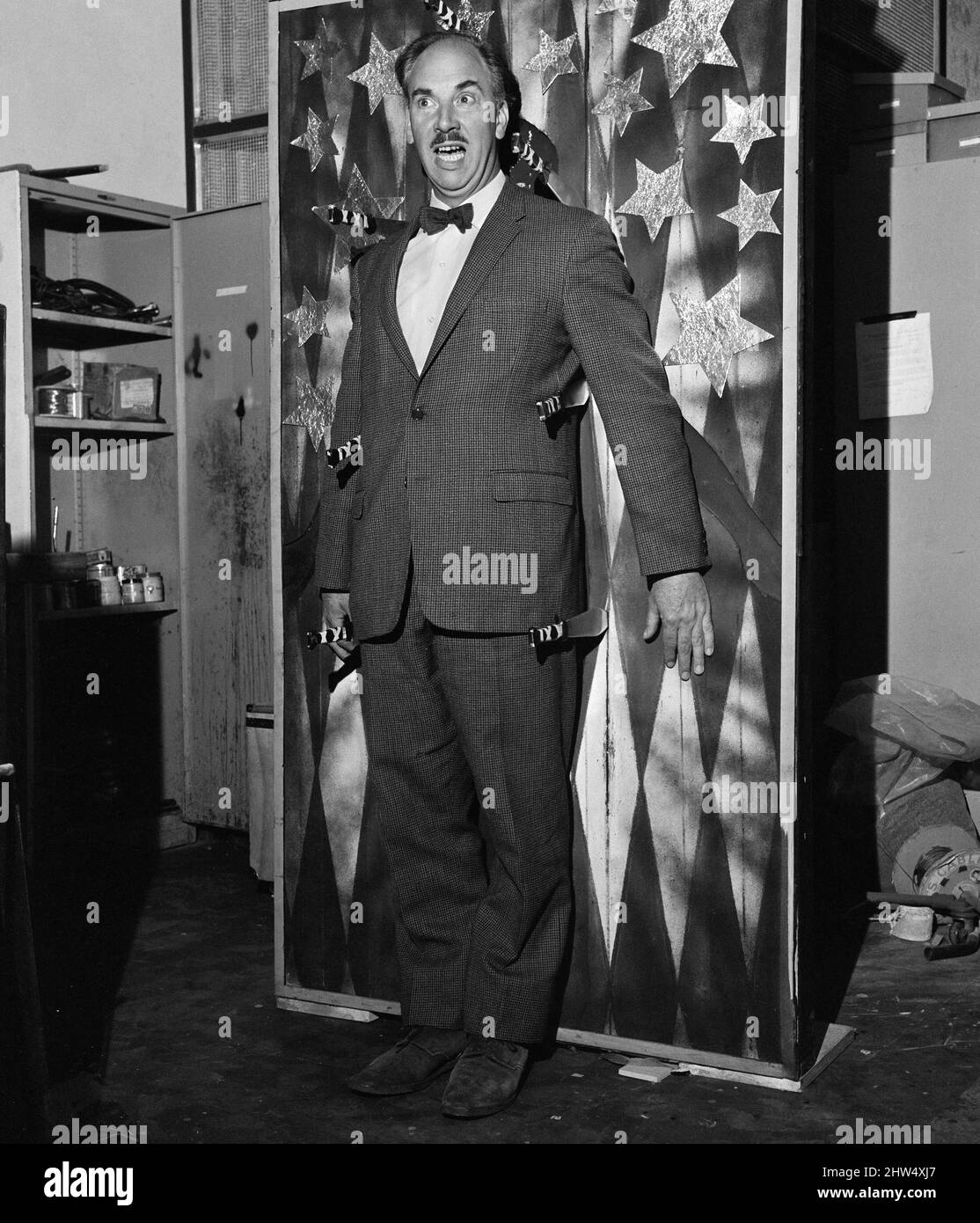 Bernard Wilkie, Senior Designer presso lo Special Effects Department presso il BBC Television Center, prova uno degli effetti speciali del suo dipartimento, creato per una routine di lancio dei coltelli. 16th maggio 1968. Foto Stock