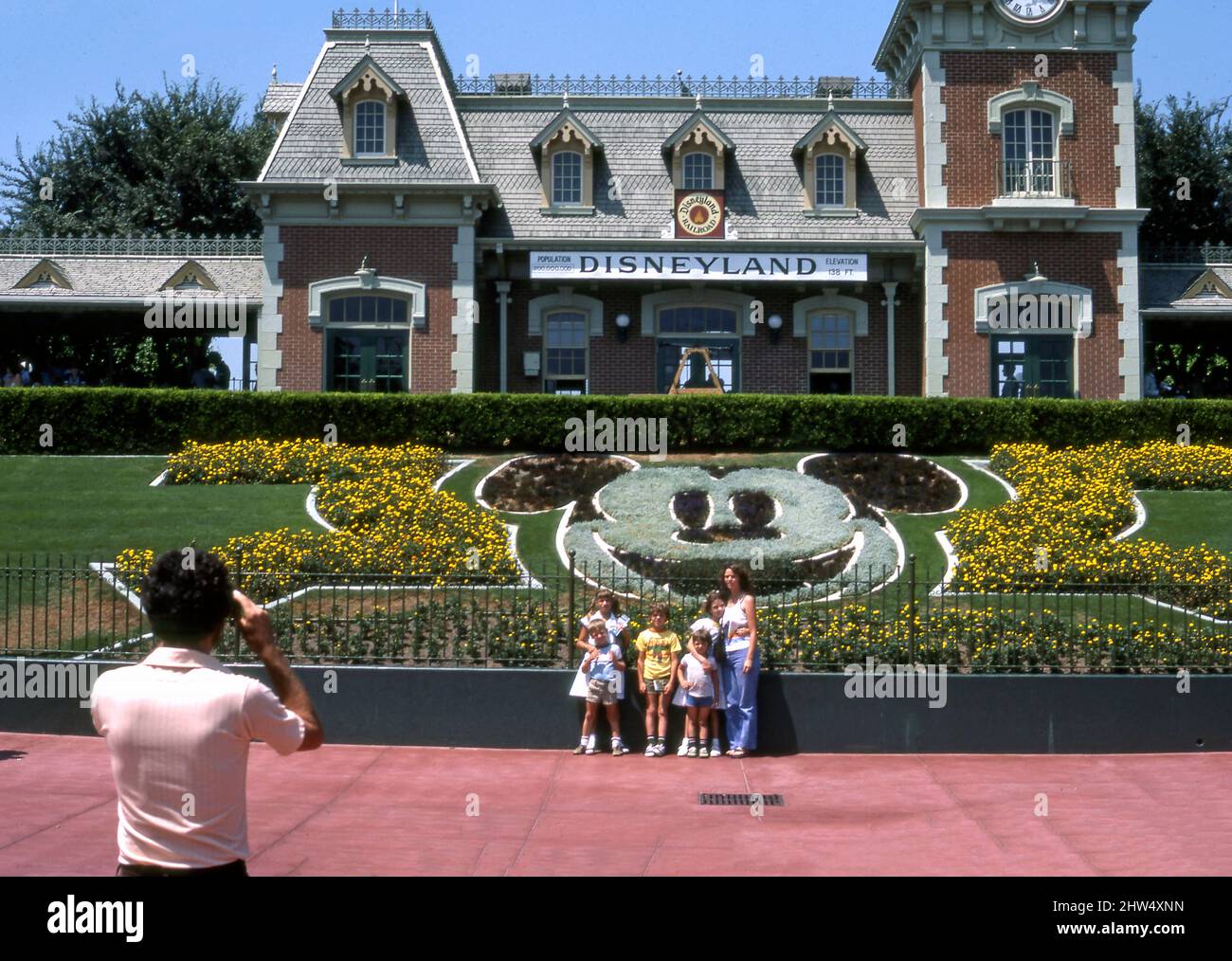 La famiglia scatta una foto di gruppo a Disneyland nella contea di Orange, California Foto Stock