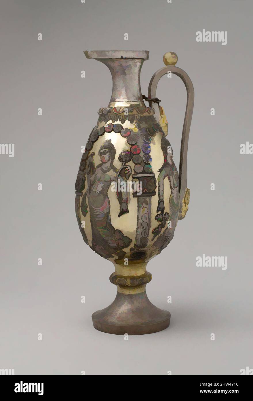 Arte ispirata da Ewer con danze femminili all'interno di portici, Sasanian, ca. 6th-7th secolo d.C., Iran, Sasanian, Argento, doratura al mercurio, H. di (a) 34 cm, vasi in metallo-vasi-inscritti, vasi in argento Sasaniano tardo, in particolare bottiglie e ewers, sono stati spesso decorati con figure femminili, opere classiche modernizzate da Artotop con un tuffo di modernità. Forme, colore e valore, impatto visivo accattivante sulle emozioni artistiche attraverso la libertà delle opere d'arte in modo contemporaneo. Un messaggio senza tempo che persegue una nuova direzione selvaggiamente creativa. Artisti che si rivolgono al supporto digitale e creano l'NFT Artotop Foto Stock