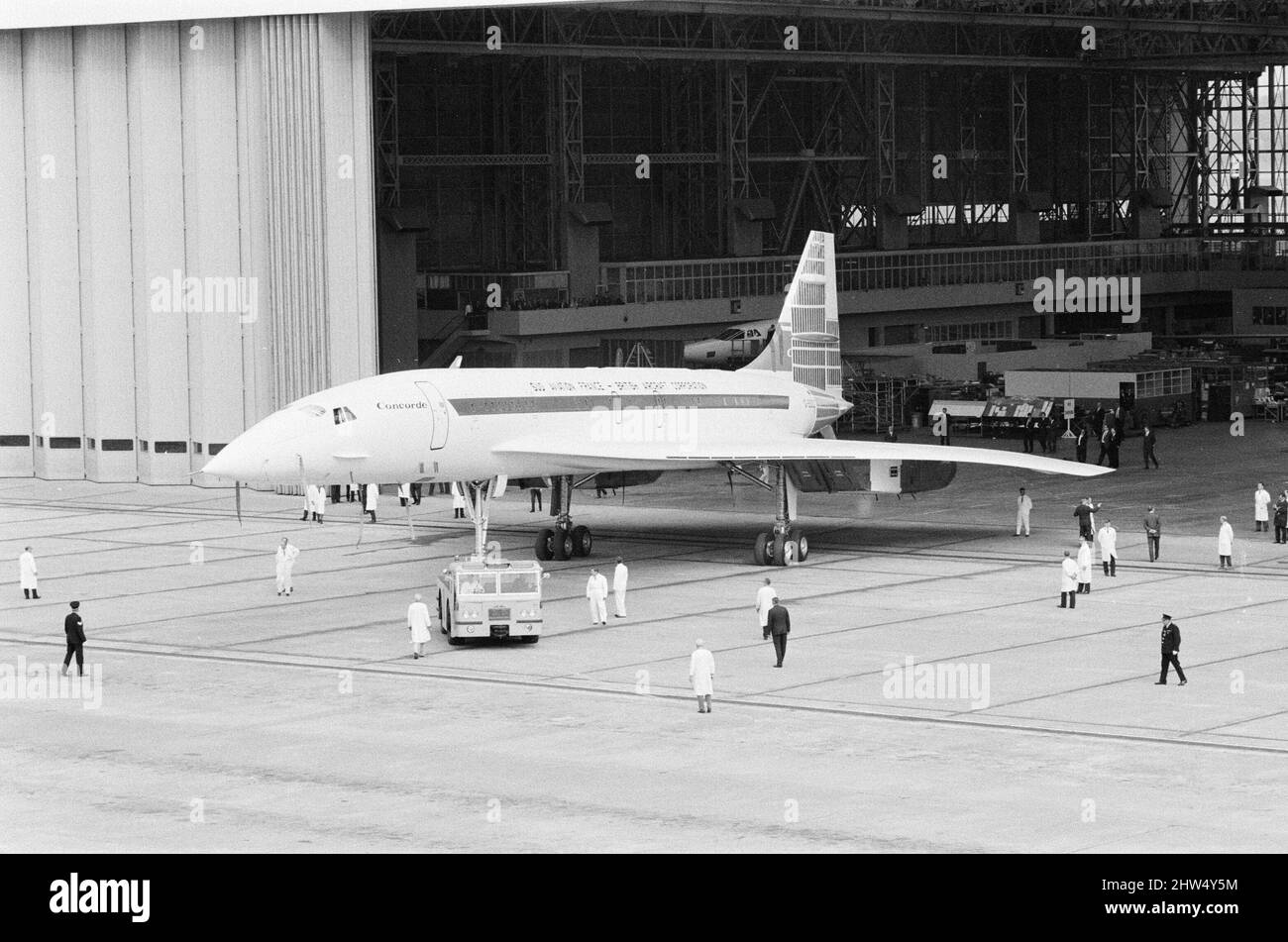 Concorde Prototype 002 fa la sua prima apparizione pubblica ufficiale nel Regno Unito in quanto è trainato dal suo appendiabiti a Filton a Bristol, giovedì 12th settembre 1968. Foto Stock