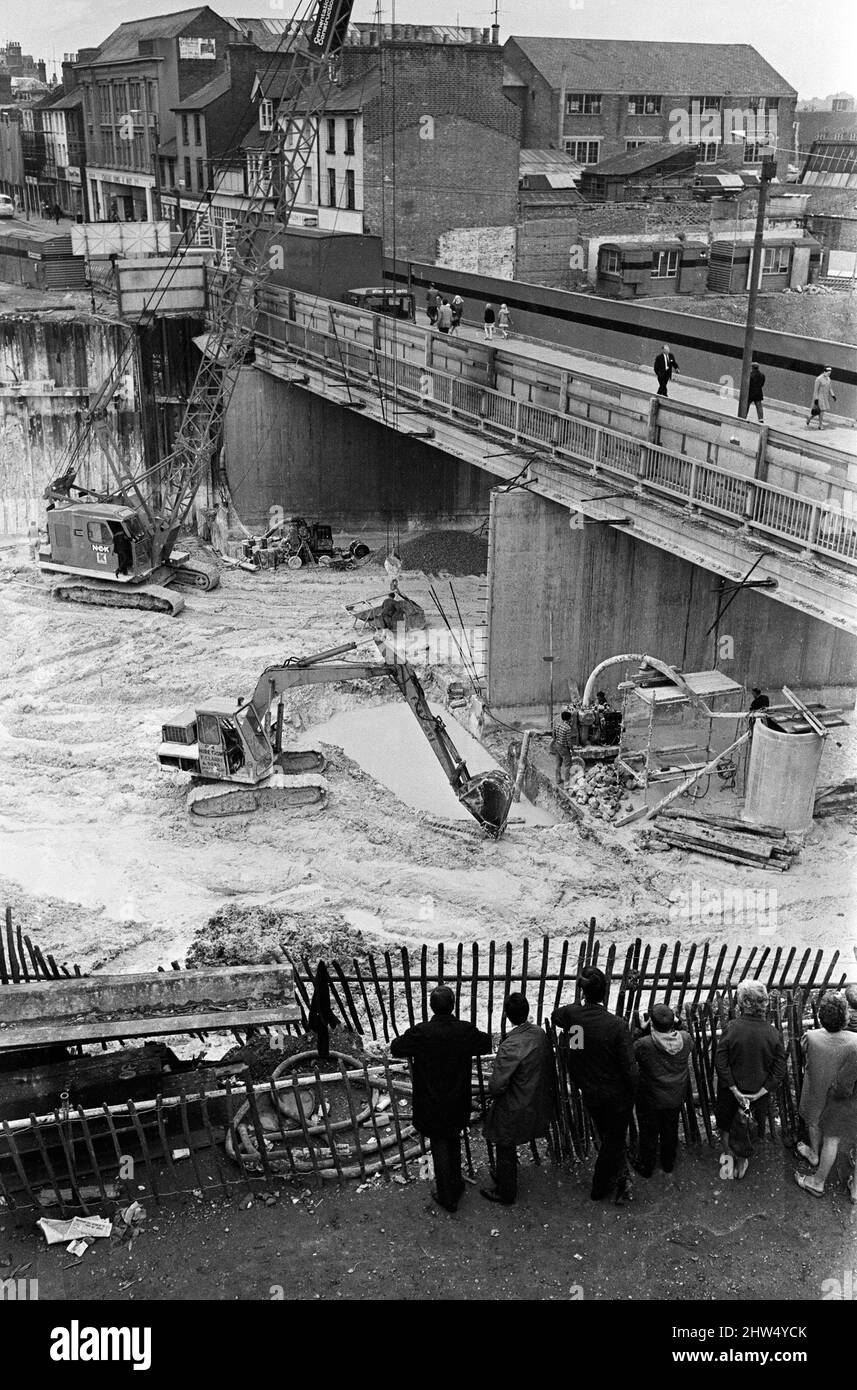 Sviluppo della nuova Ring Road nel Reading Town Center, Berkshire. 15th agosto 1968. Foto Stock