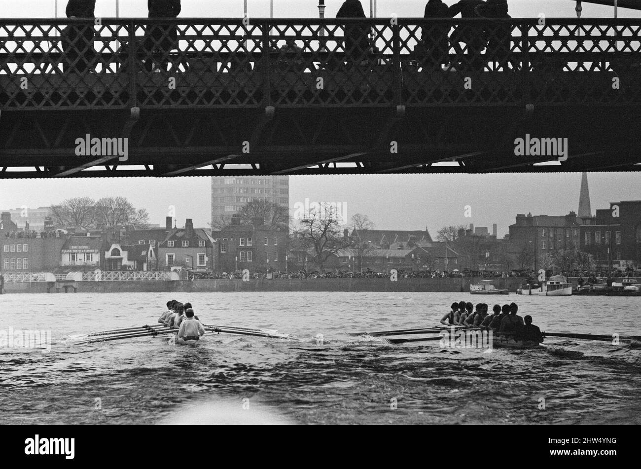L'Oxford verses Cambridge Boat Race, sul Tamigi, marzo 1968. L'immagine mostra i canoe che vanno sotto il Ponte Hammersmith. La gara di imbarcazioni 114th si è svolta il 30 marzo 1968. L'evento si svolge ogni anno in una gara di canottaggio affiancata tra gli equipaggi delle università di Oxford e Cambridge lungo il Tamigi. La gara, umpita da Harold Rickett, è stata vinta da Cambridge per tre lunghezze e mezzo. Goldie ha vinto la gara di riserva e Cambridge ha vinto la gara di barca femminile. La gara si è svolta dal punto di partenza a Putney Bridge sul Tamigi a Londra, fino al traguardo a Chiswick BRI Foto Stock
