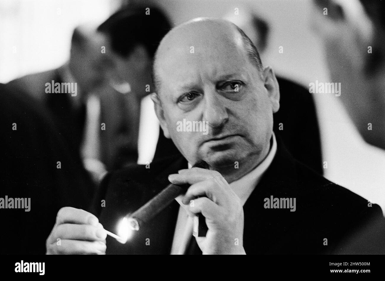 Media Mogul Lord Lew Grade illuminazione di un sigaro con una partita. 24th gennaio 1967. Foto Stock