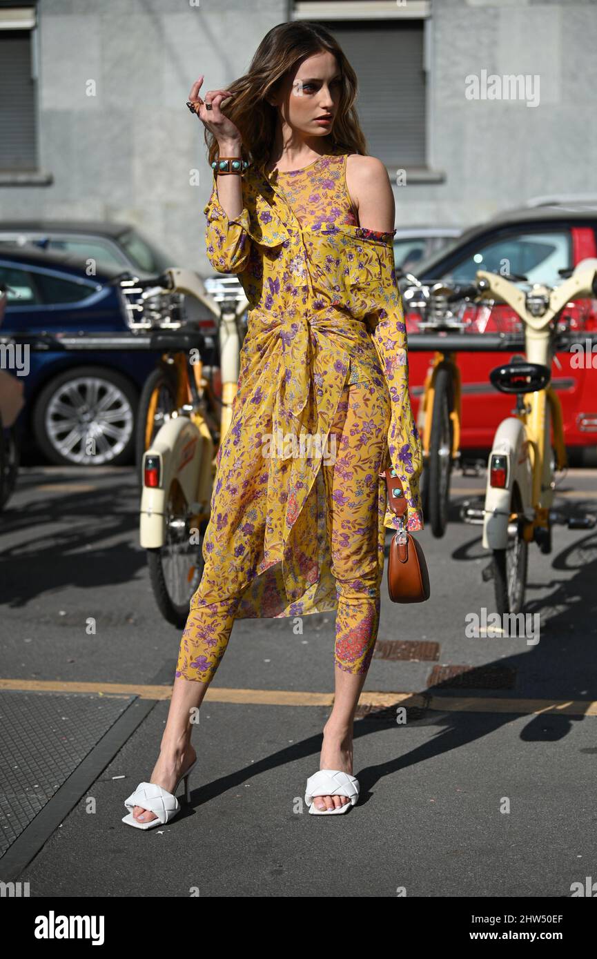 Attrice e modella Beatrice Vendramin al di fuori della sfilata di moda Etro durante la settimana della Moda di Milano Autunno/Inverno 2022/2023 Foto Stock