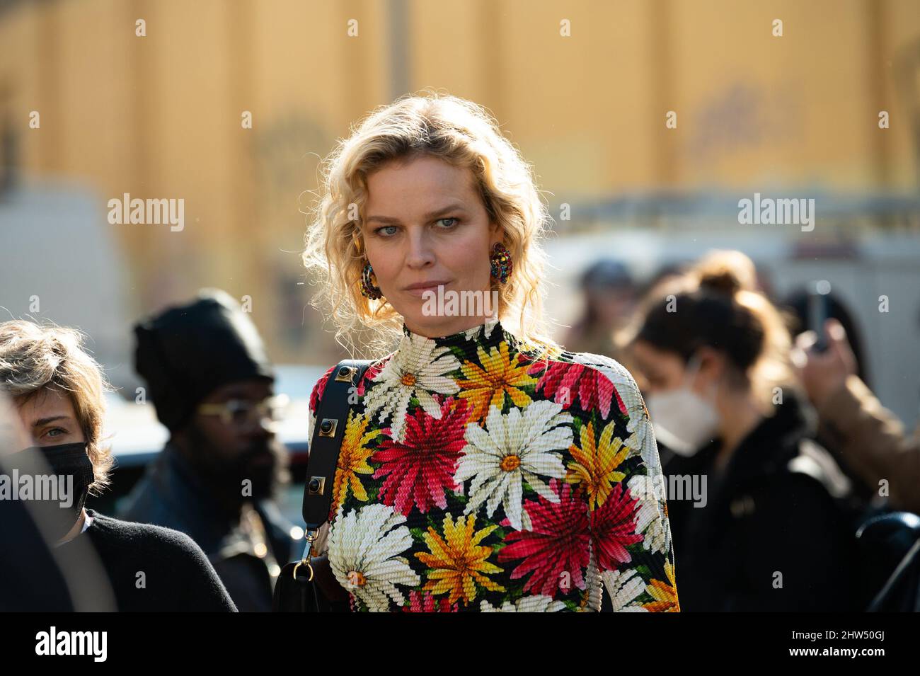 Supermodel e attrice Eva Herzigova al di fuori della sfilata di moda Etro durante la settimana della Moda di Milano Autunno/Inverno 2022/2023 Foto Stock
