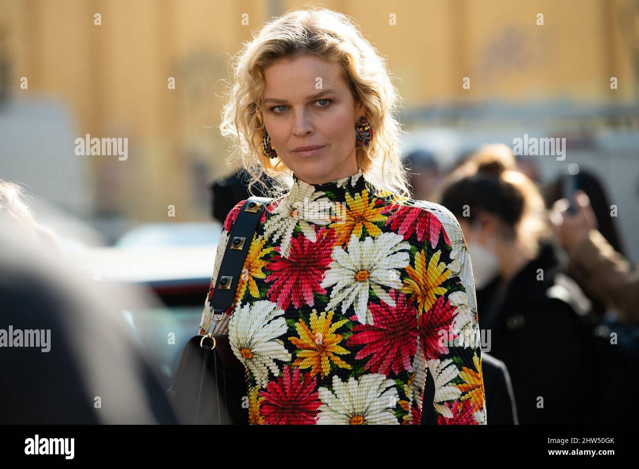 Supermodel e attrice Eva Herzigova al di fuori della sfilata di moda Etro durante la settimana della Moda di Milano Autunno/Inverno 2022/2023 Foto Stock