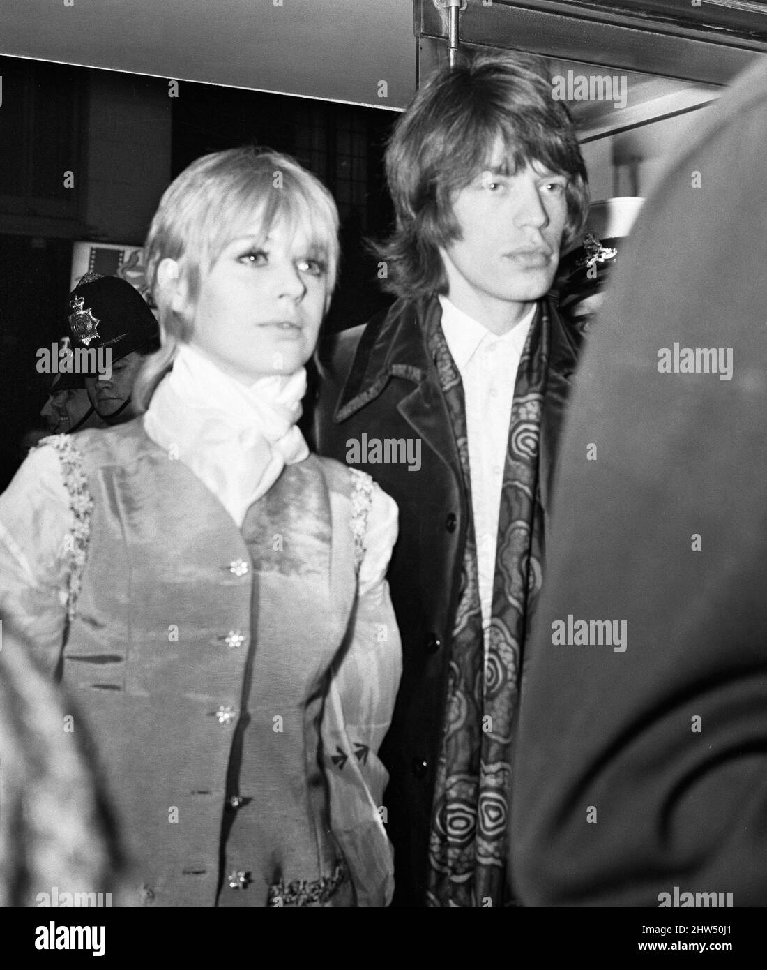 Il gruppo pop Rolling Stones, cantante principale, Mick Jagger, raffigurato con la ragazza Marianne Faithfull mentre presenziano alla prima del film di fantascienza Stanley Kubrik '2001 A Space Odyssey' a Londra.10th Maggio 1968. Foto Stock