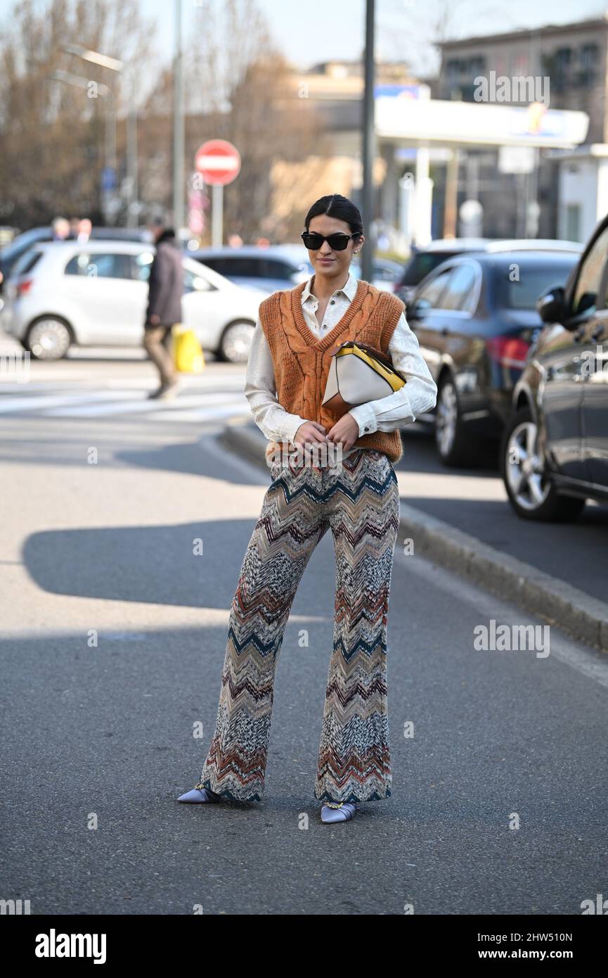 Un ospite al di fuori della sfilata Missoni durante la settimana della Moda di Milano Autunno/Inverno 2022/2023 Foto Stock