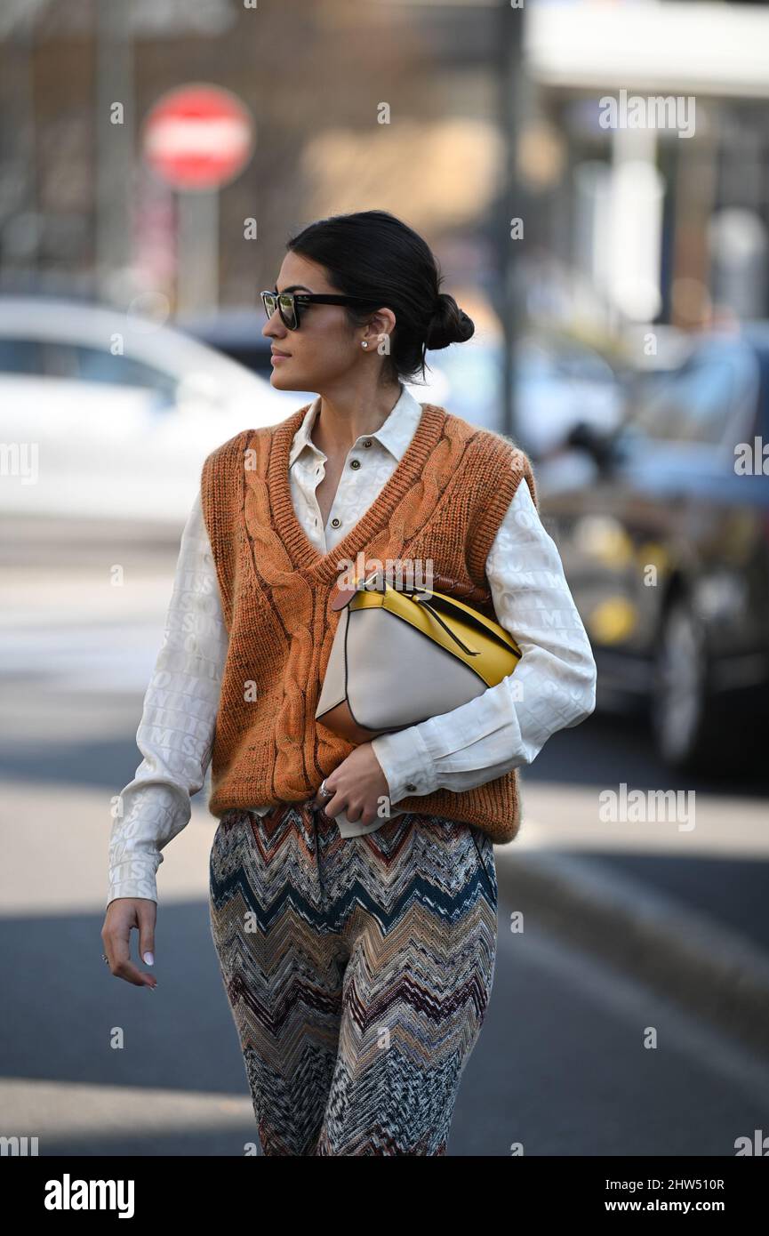 Un ospite al di fuori della sfilata Missoni durante la settimana della Moda di Milano Autunno/Inverno 2022/2023 Foto Stock
