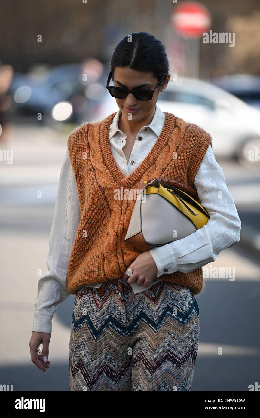 Un ospite al di fuori della sfilata Missoni durante la settimana della Moda di Milano Autunno/Inverno 2022/2023 Foto Stock