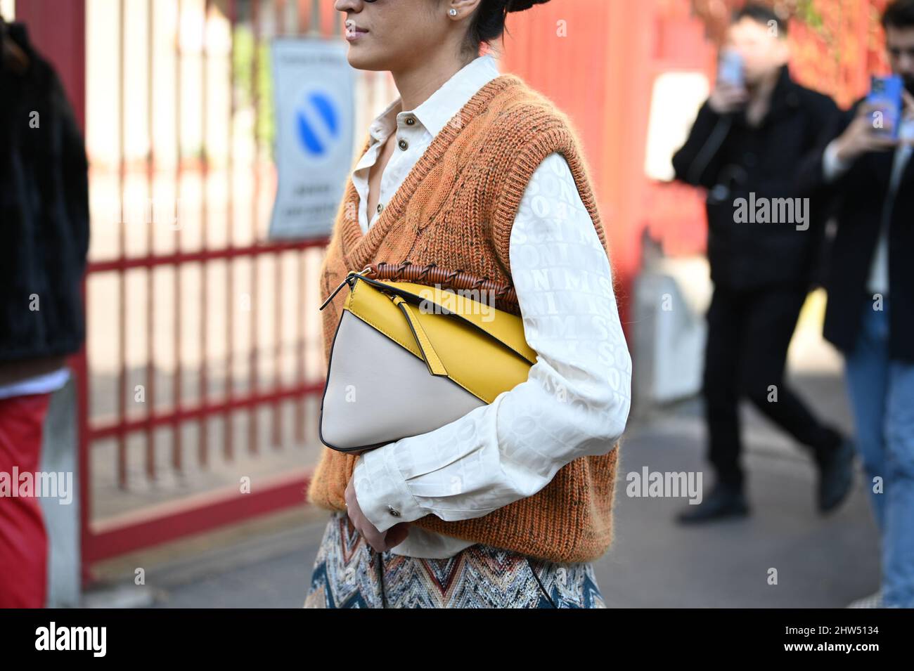 Un ospite al di fuori della sfilata Missoni durante la settimana della Moda di Milano Autunno/Inverno 2022/2023 Foto Stock