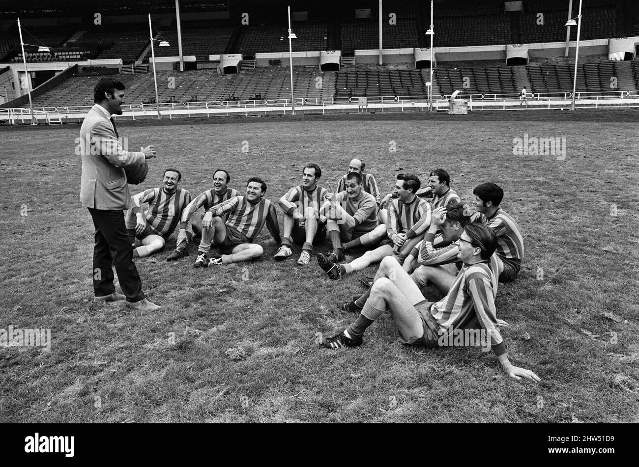 Jimmy Hill ha mostrato di parlare con una squadra di calcio. Il presentatore televisivo Dickie Davies è terzo dalla sinistra seduta. 30th luglio 1968. Foto Stock