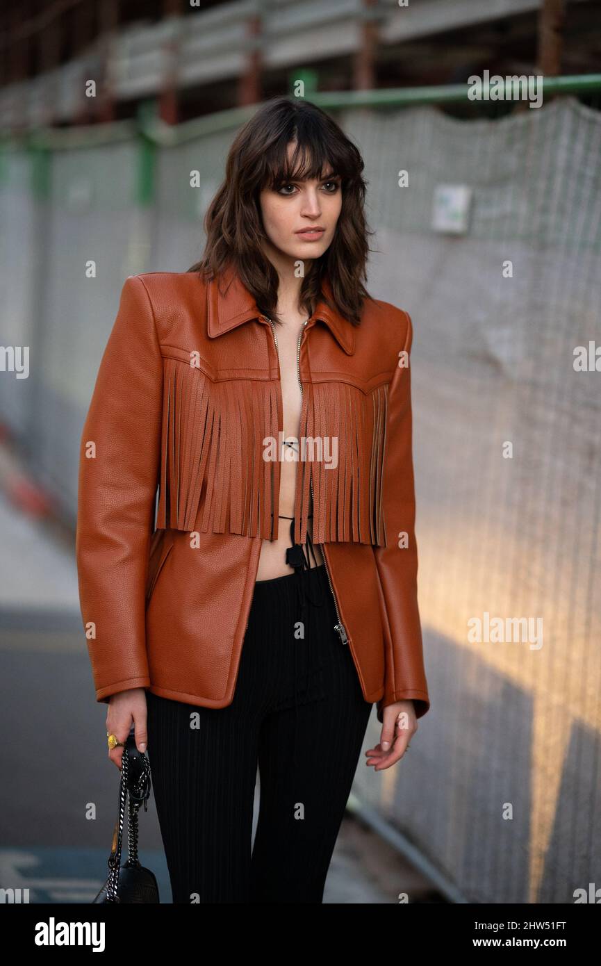Attrice e modella Greta ferro al di fuori della sfilata di moda Filosofia durante la settimana della Moda di Milano Autunno/Inverno 2022/2023 Foto Stock