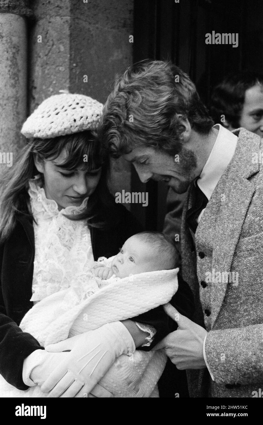 L'attore Michael Crawford e sua moglie Gabrielle al battesimo della loro seconda figlia, Lucy. St Giles Parish Church, Shipbourne, vicino a Tonbridge, Kent. 11th febbraio 1968. Foto Stock