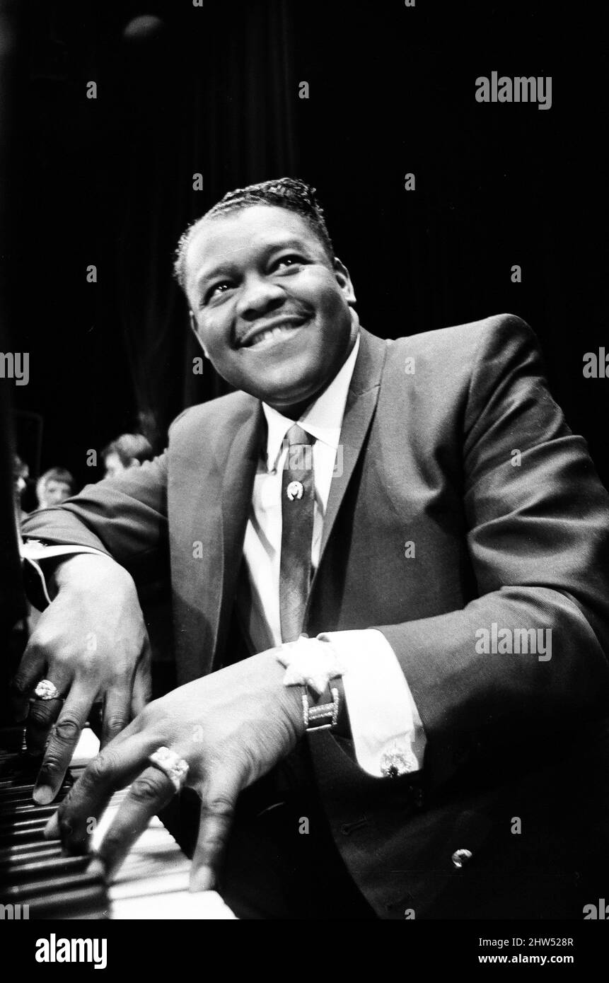 La star americana del rock and roll Fats Domino al pianoforte sul palco del Saville Theatre di Londra mentre si prepara per lo spettacolo serale con gerry e i Pacemakers. Questa è la sua prima performance in Gran Bretagna. 27th marzo 1967. Foto Stock