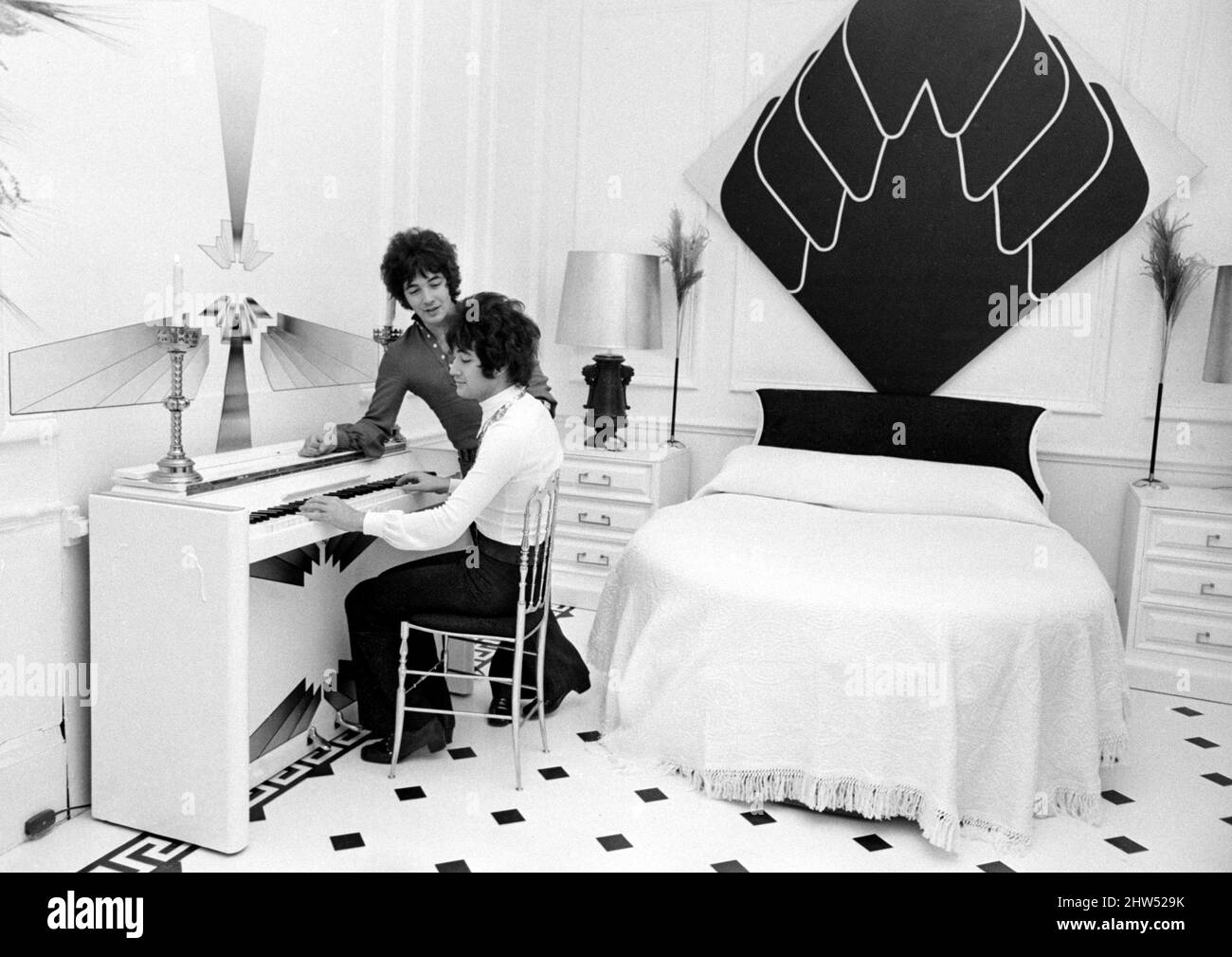 I Songwriters Paul e Barry Ryan (camicia scura) nel loro appartamento in North Audley Street, Londra novembre 1968 Foto Stock