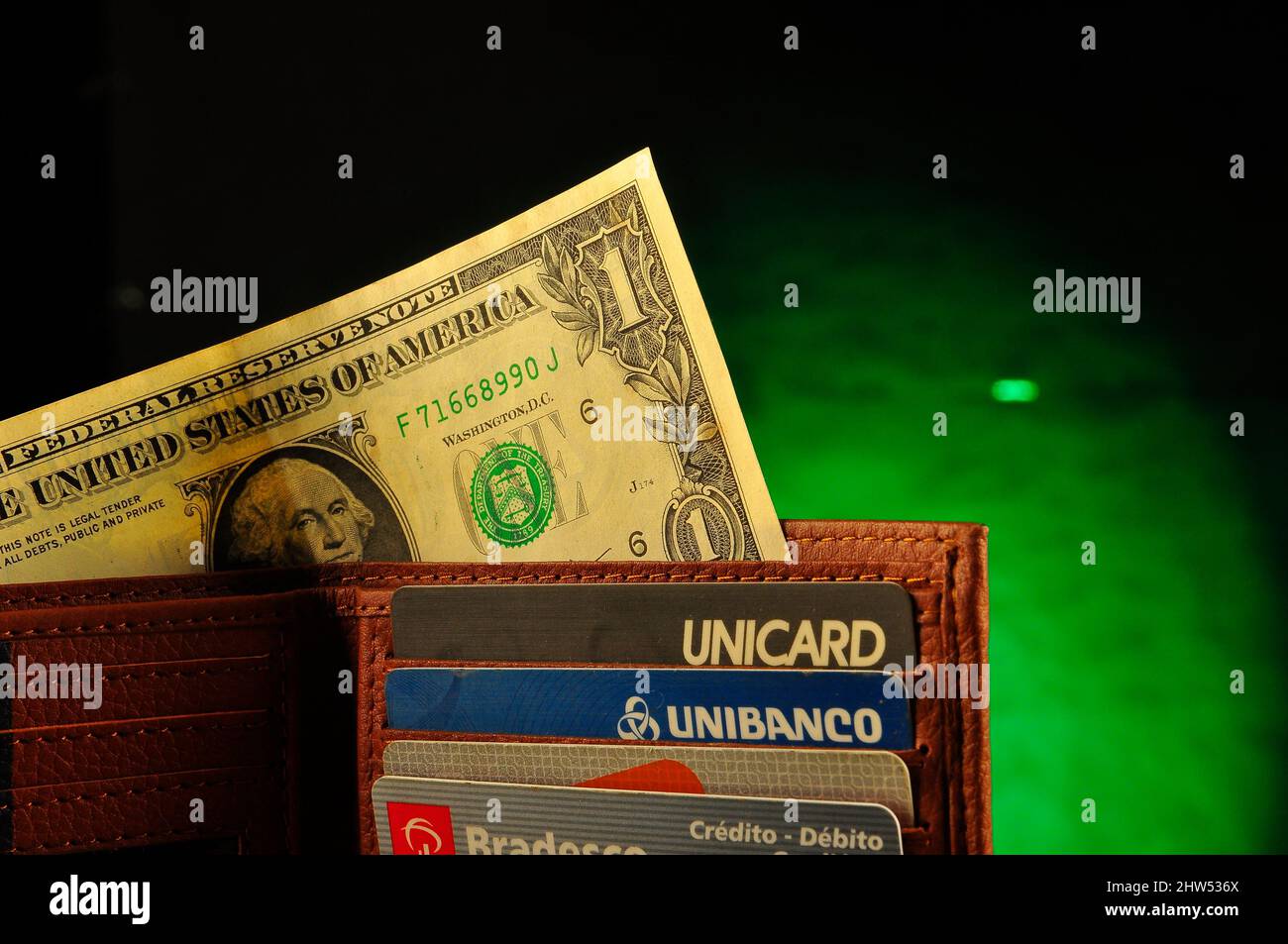 Wallet with dollar bill immagini e fotografie stock ad alta risoluzione -  Alamy