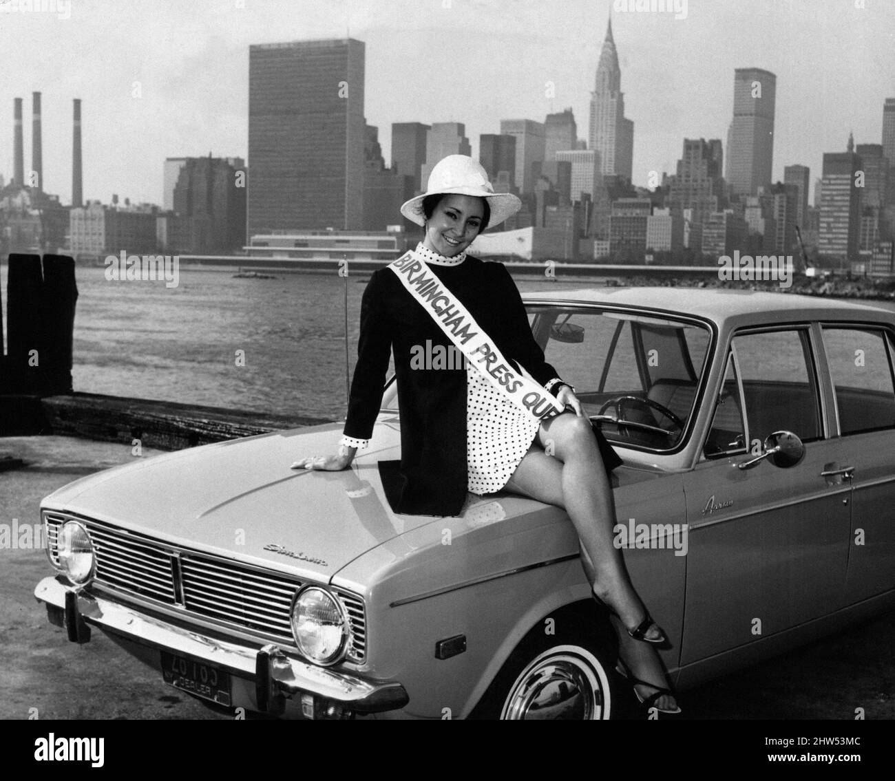 Birmingham Press Queen 1968, Miss Jenny Wood, raffigurato durante il suo giro del mondo viaggio con Qantas Airways, con Hanhattan skyline in background, New York, USA, novembre 1968. Foto Stock