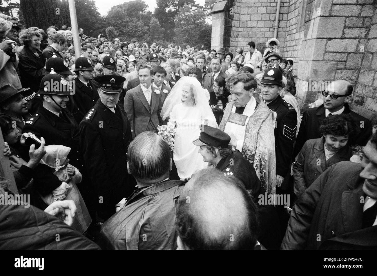 Robin Wilson Weds Joy Crispin at St Gregory's Church, Dawlish, Devon, mercoledì 7th agosto 1968. Robin Wilson è figlio del primo ministro britannico Harold Wilson. Foto Stock