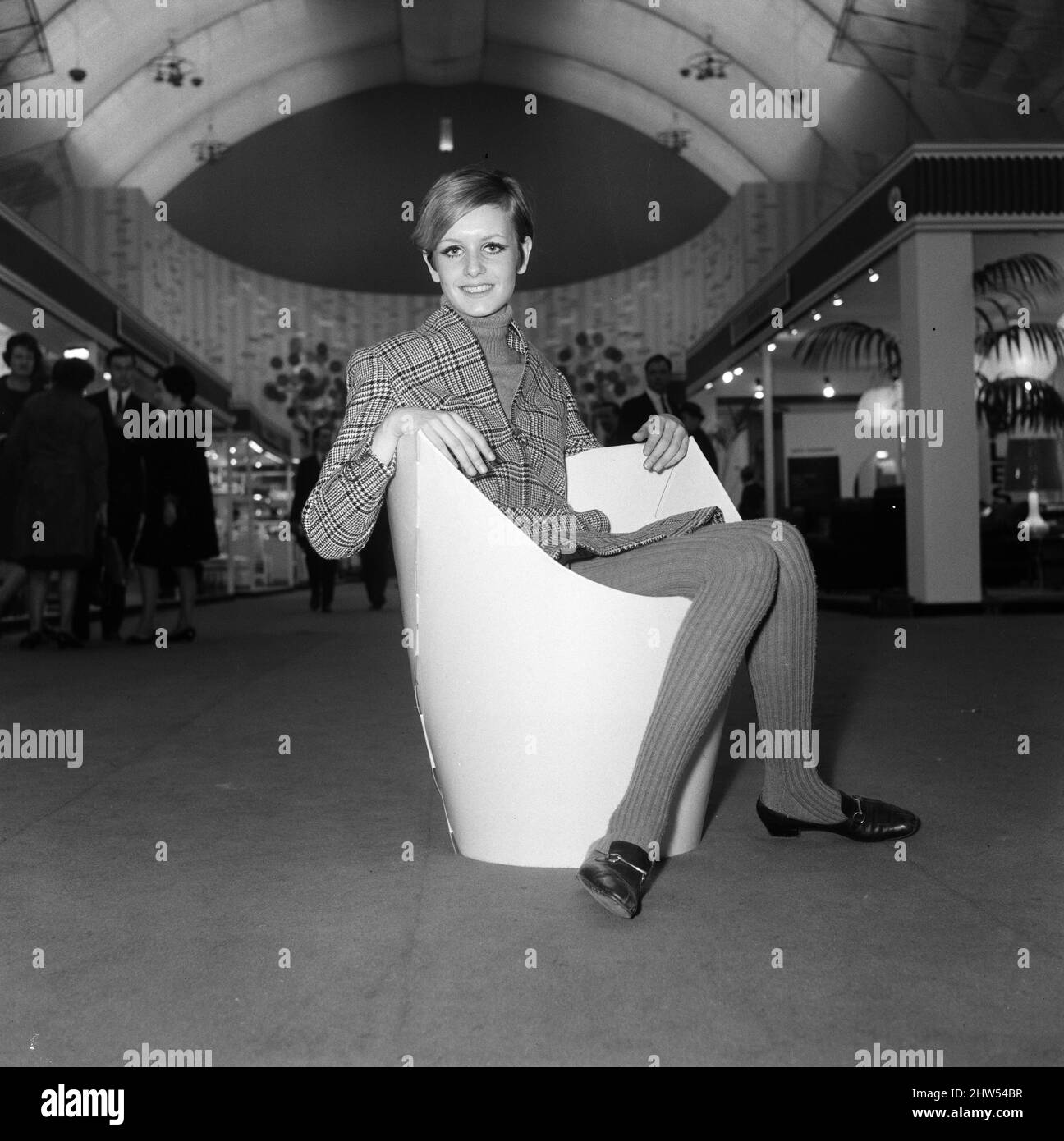 Twiggy seduta su una sedia di carta all'Ideal Home Exhibition. 6th marzo 1967. Foto Stock
