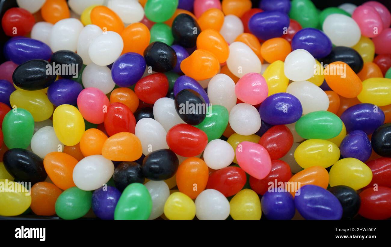 Sfondo colorato in chicco di gelatina per gli amanti della Pasqua o delle caramelle. Foto Stock