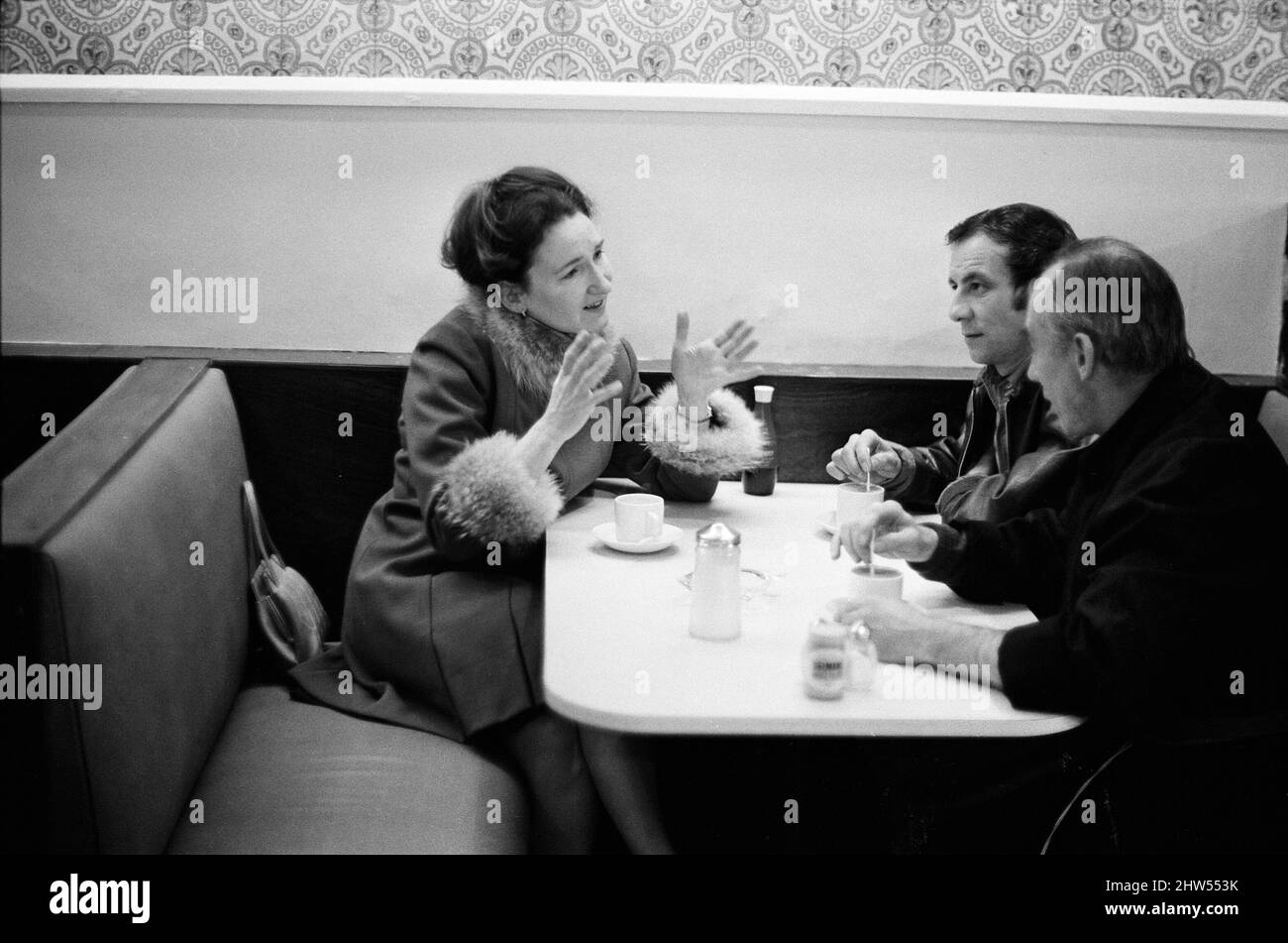 Il cast di 'Coronation Street' sul set. Eileen Derbyshire. 16th aprile 1968. Foto Stock