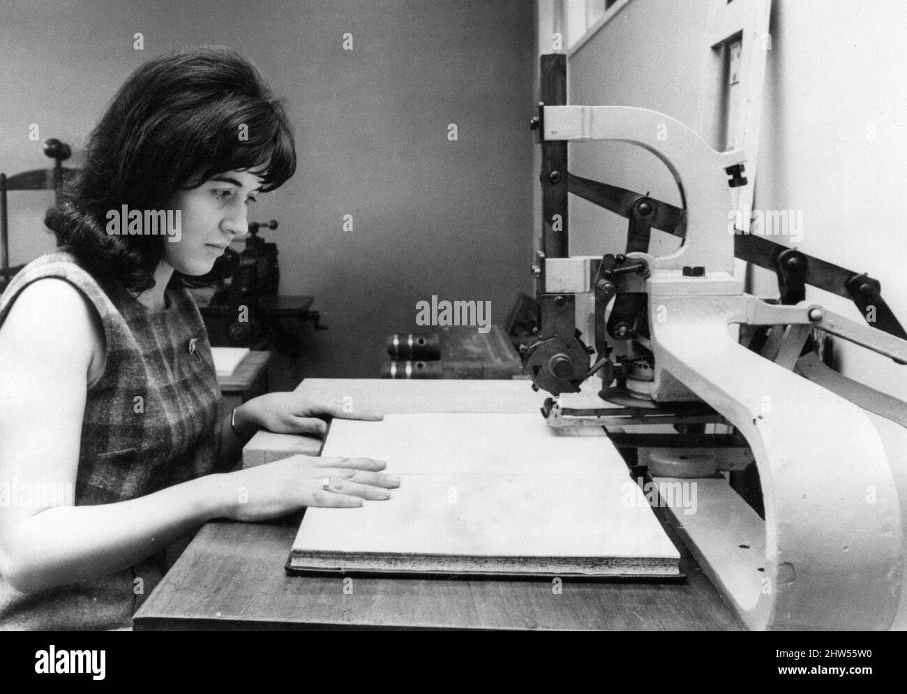 Lo studente Susan Taylor, School of Printing, presenta al Coventry College of Art, 25th aprile 1967. Foto Stock