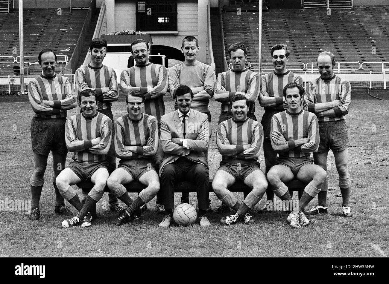 Jimmy Hill raffigurato (indossando un abito) con una squadra di calcio, sulla destra di Jimmy Hill si trova Dickie Davies. 30th luglio 1968. Foto Stock