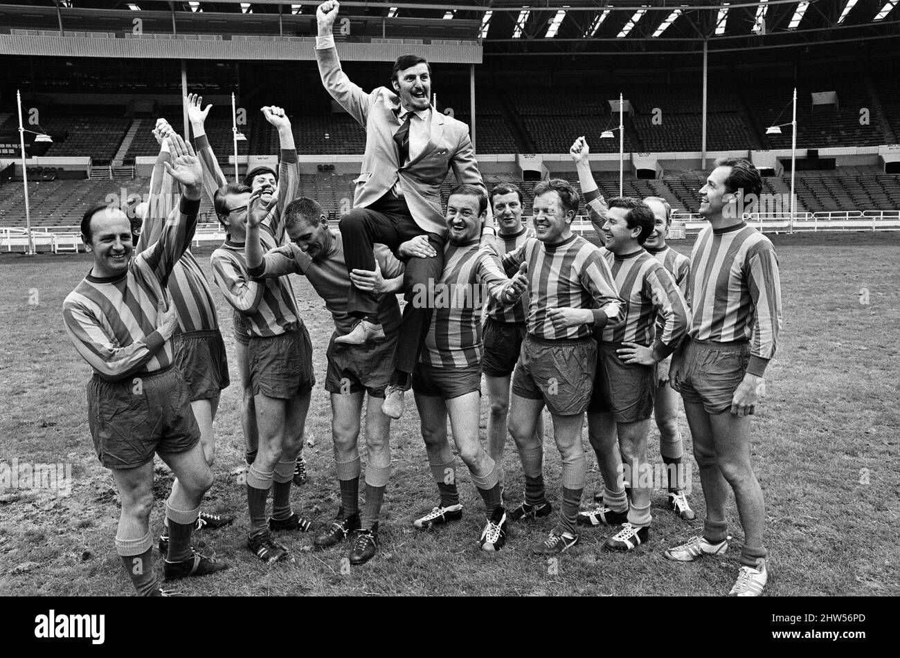 Jimmy Hill è stato raffigurato come sollevato da una squadra di calcio. Il presentatore televisivo Dickie Davies è terzo da destra. 30th luglio 1968. Foto Stock