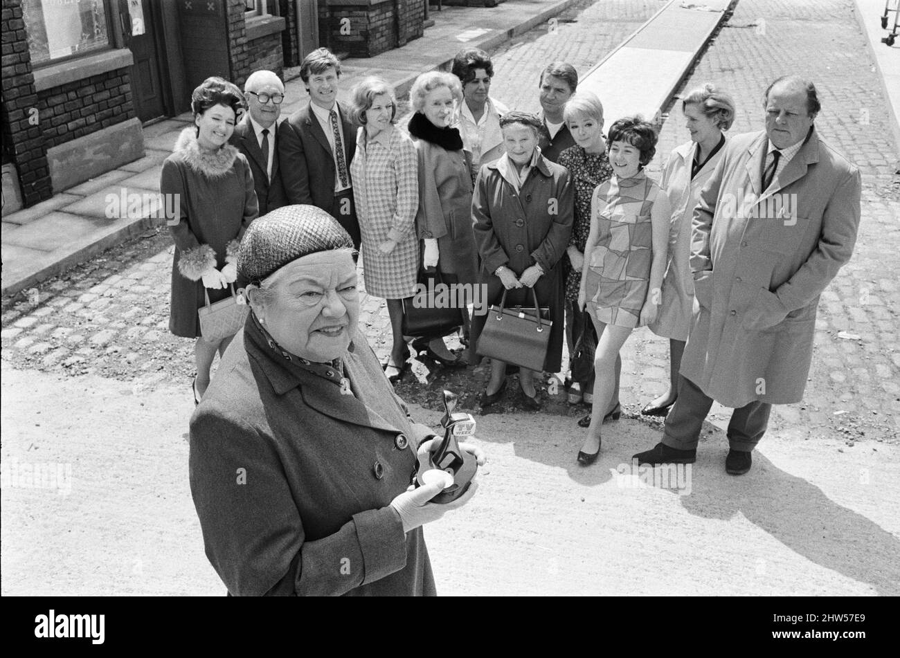 Una nuova strada per 'Coronation Street'. Granada TV hanno costruito un set per l'esterno per riprendere alcune scene. Nella foto sono raffigurati membri del cast: Emily Nugent (Eileen Derbyshire), Ena Sharples (Violet Carson), Ken Barlow (William Roache), Valerie Barlow (Anne Reid), Annie Walker (Doris Speed), Elsie Tanner (Pat Phoenix), Jenny Sutton (Mitzi Rogers), John Margaret Clegg (Ileglie), Sharpe (Icarene). 18th maggio 1968. Foto Stock