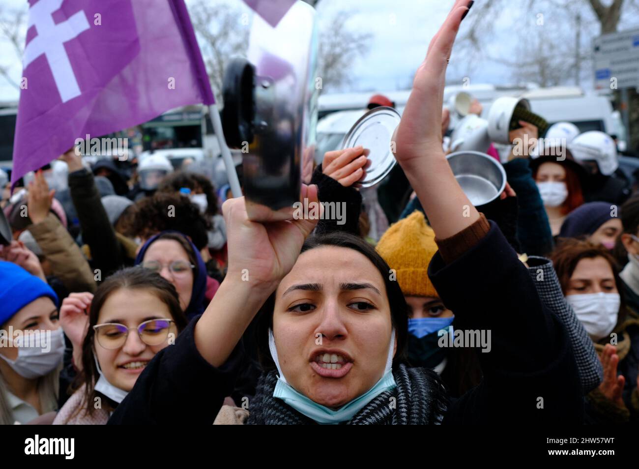 I dimostranti femministi prendono parte a una protesta contro la crisi economica in corso a Istanbul, Turchia, domenica 13 febbraio 2022. Credit: GochreImagery/MediaPunch Foto Stock