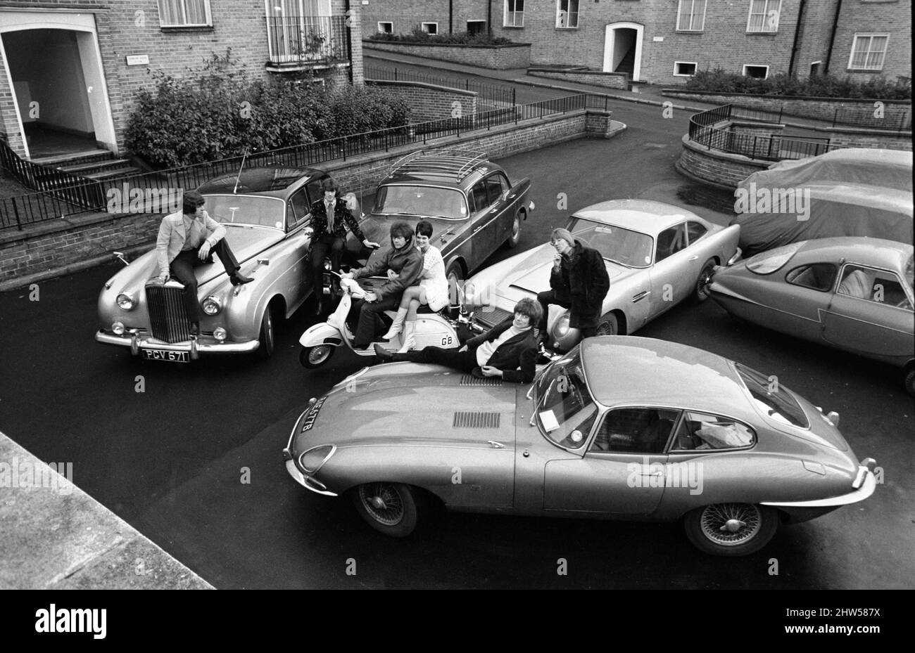 I proprietari di auto Dave Dee, Tich, Beaky e Mick circondano Dozy e la sua ragazza di 20 anni Ann Bridger sul loro scooter. Dicembre 1st 1967. Foto Stock