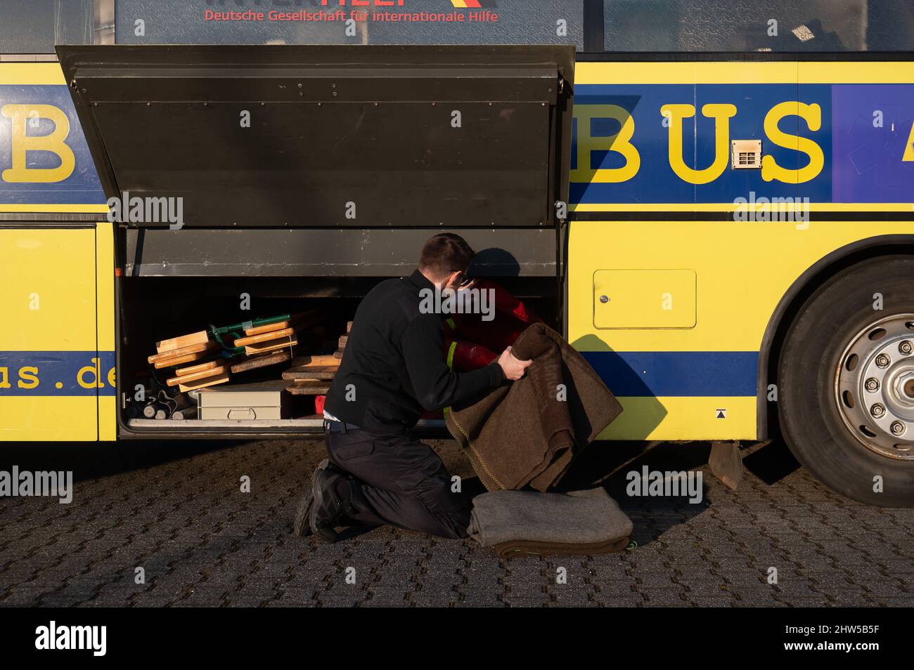 Kelsterbach, Germania. 03rd Mar 2022. Un dipendente impacca le coperte in un'ambulanza di grande capacità del servizio di salvataggio "Veritas Ambulance", che viene consegnato a un'organizzazione di aiuti Ucraina al confine polacco-ucraino. (Al dpa "tutti vogliono aiutare l'Ucraina - ma quali aiuti sono sostenibili?”) Credit: Sebastian Gollnow/dpa/Alamy Live News Foto Stock