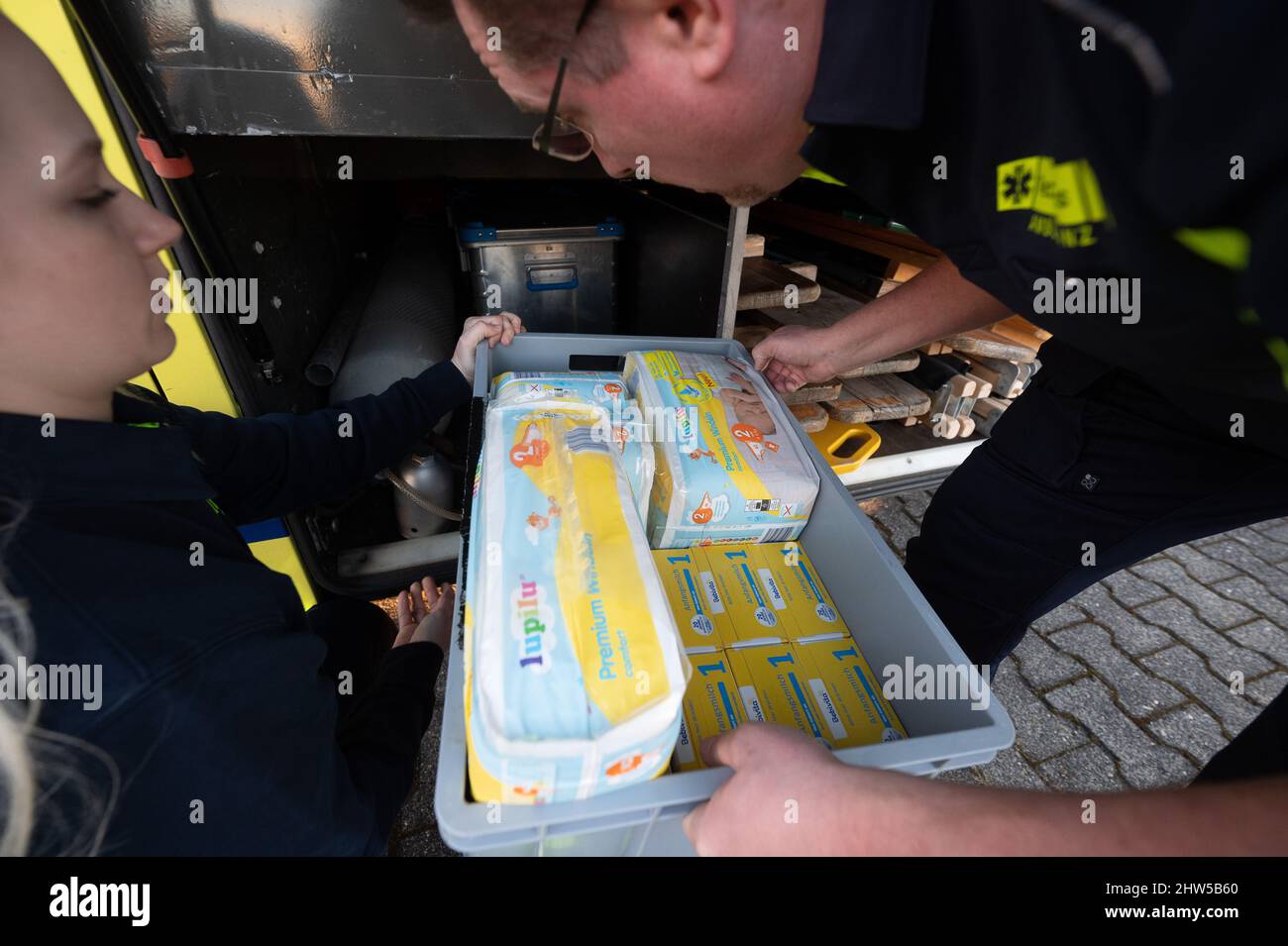 Kelsterbach, Germania. 03rd Mar 2022. I dipendenti imballano le forniture di soccorso in un'ambulanza di grande capacità del servizio di soccorso "Veritas Ambulanz", che viene consegnato a un'organizzazione di soccorso Ucraina al confine polacco-ucraino. (Al dpa "tutti vogliono aiutare l'Ucraina - ma quali aiuti sono sostenibili?”) Credit: Sebastian Gollnow/dpa/Alamy Live News Foto Stock