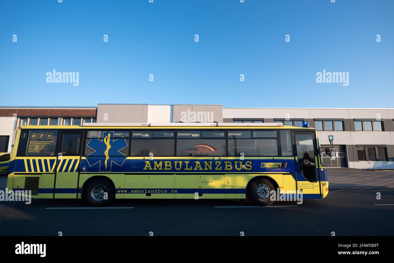 Kelsterbach, Germania. 03rd Mar 2022. Un'ambulanza di grande capacità del servizio di salvataggio "Veritas Ambulanz" è stata consegnata ad un'organizzazione di aiuti ucraini al confine polacco-ucraino. (Al dpa "tutti vogliono aiutare l'Ucraina - ma quali aiuti sono sostenibili?”) Credit: Sebastian Gollnow/dpa/Alamy Live News Foto Stock