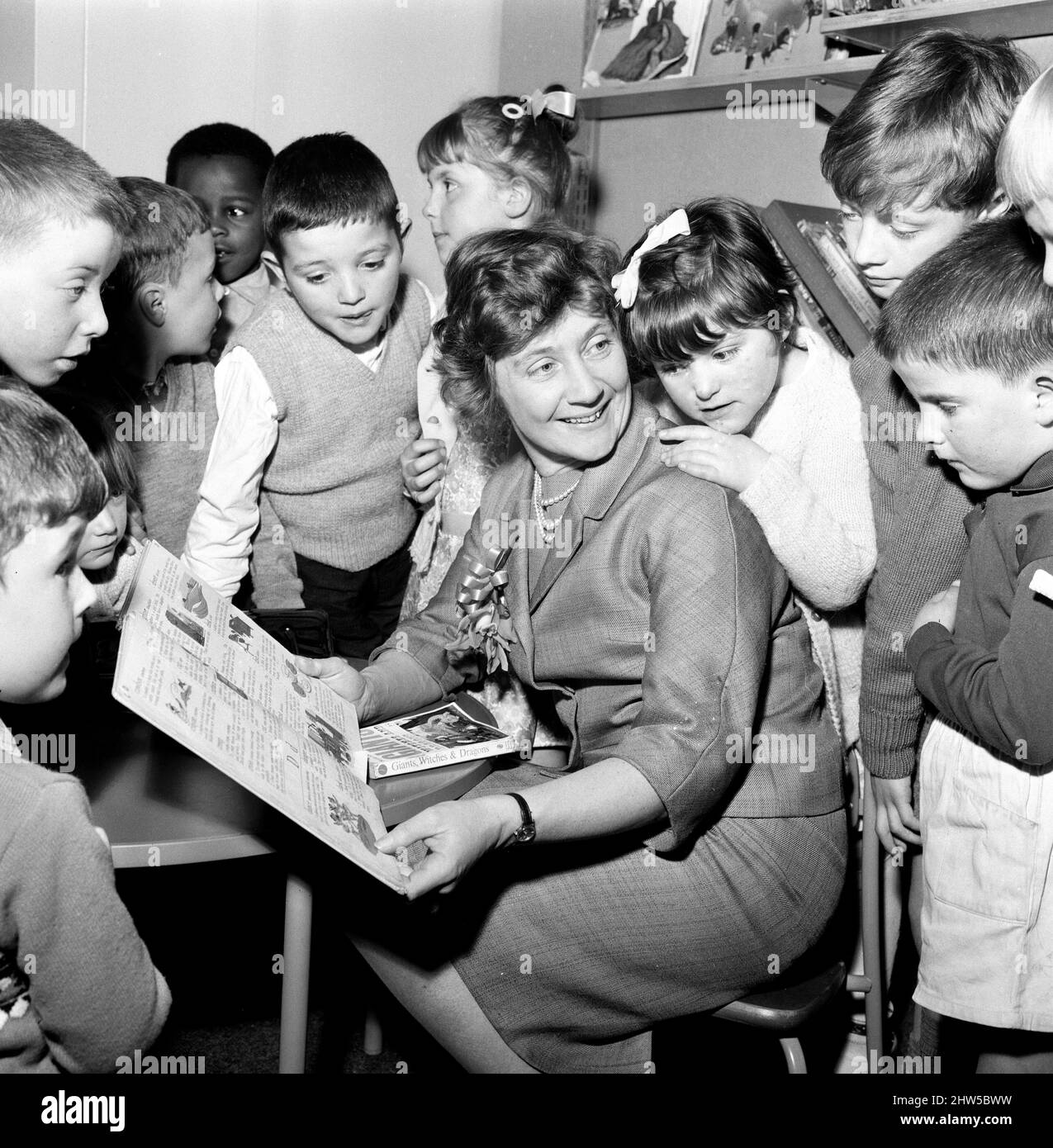 Il Ministro di Stato per l'Istruzione e la Scienza Shirley Williams apre la Scuola elementare della Contea di Armitage ad Ardwick, Manchester. 10th maggio 1967. Foto Stock