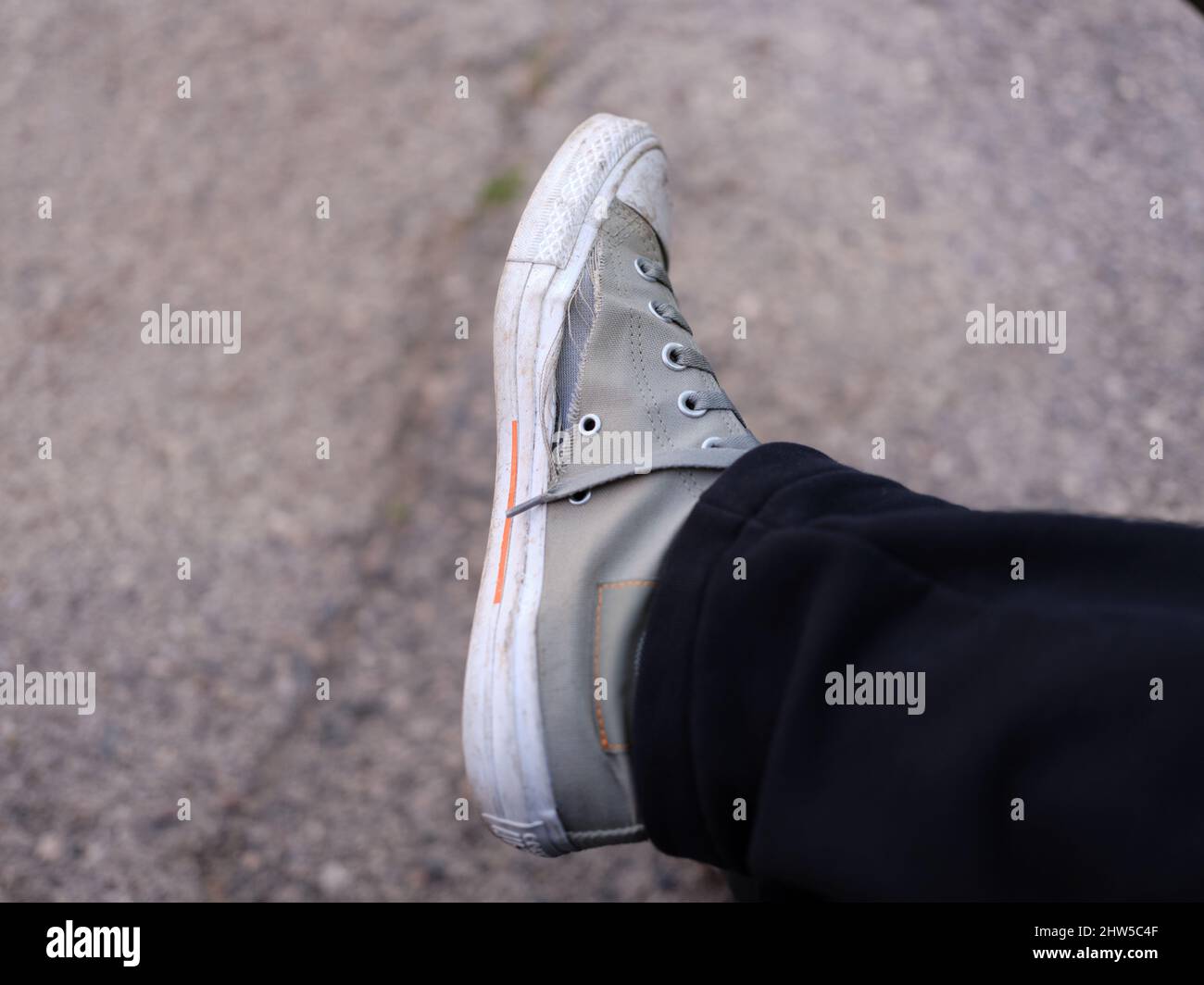 Focalizzazione selettiva su una scarpa da conversazione estiva Foto Stock